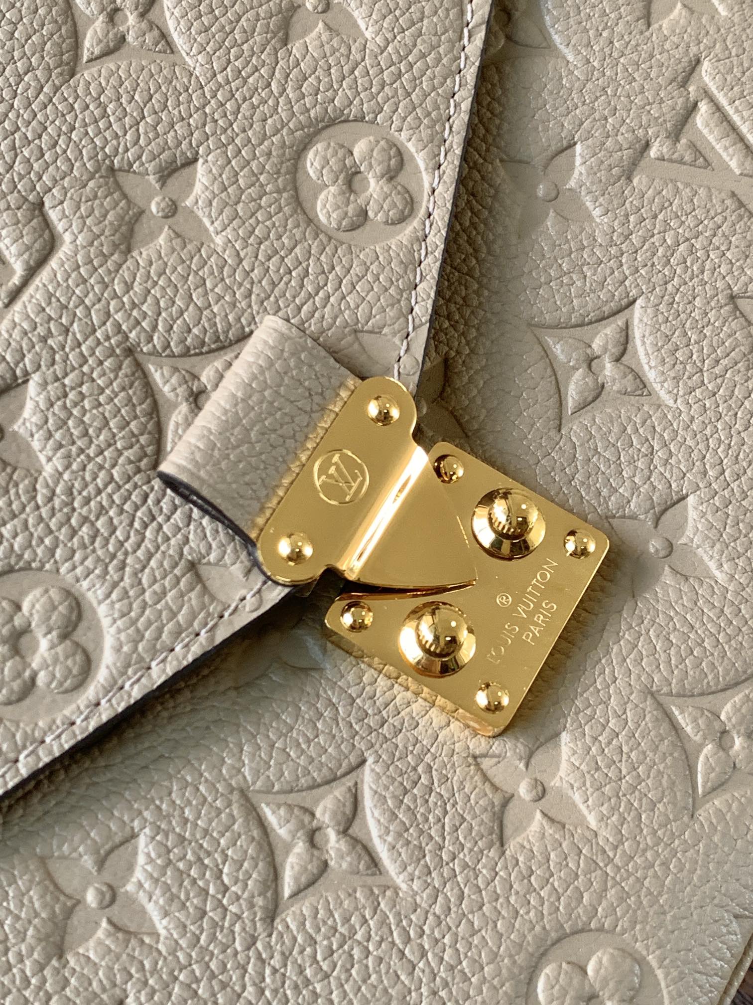 Variable Code Chip LV M44881 Apricot POCHETTE METIS handbag. Pochette Metis handbag. Monogram Empreinte leather