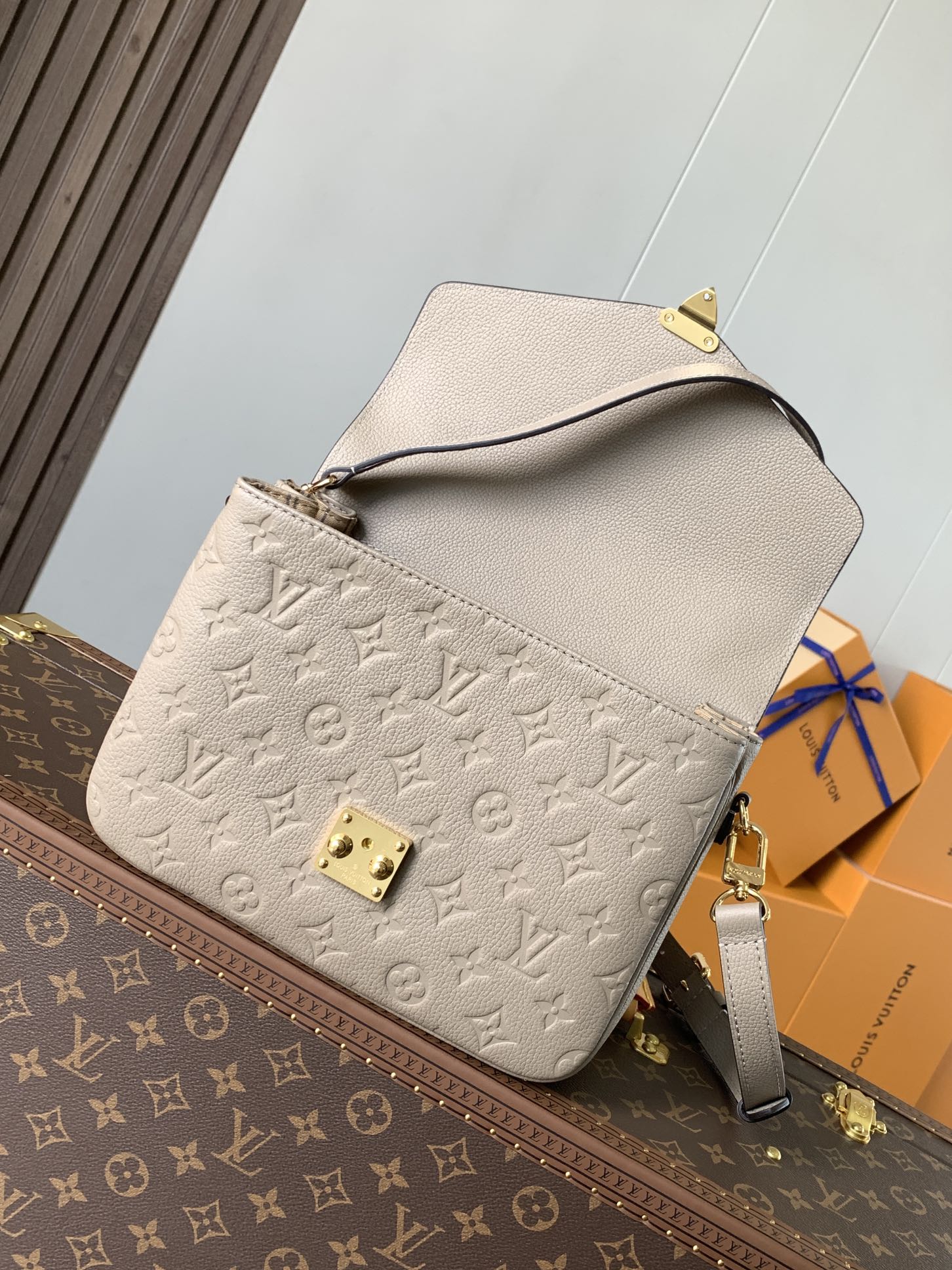 Variable Code Chip LV M44881 Apricot POCHETTE METIS handbag. Pochette Metis handbag. Monogram Empreinte leather