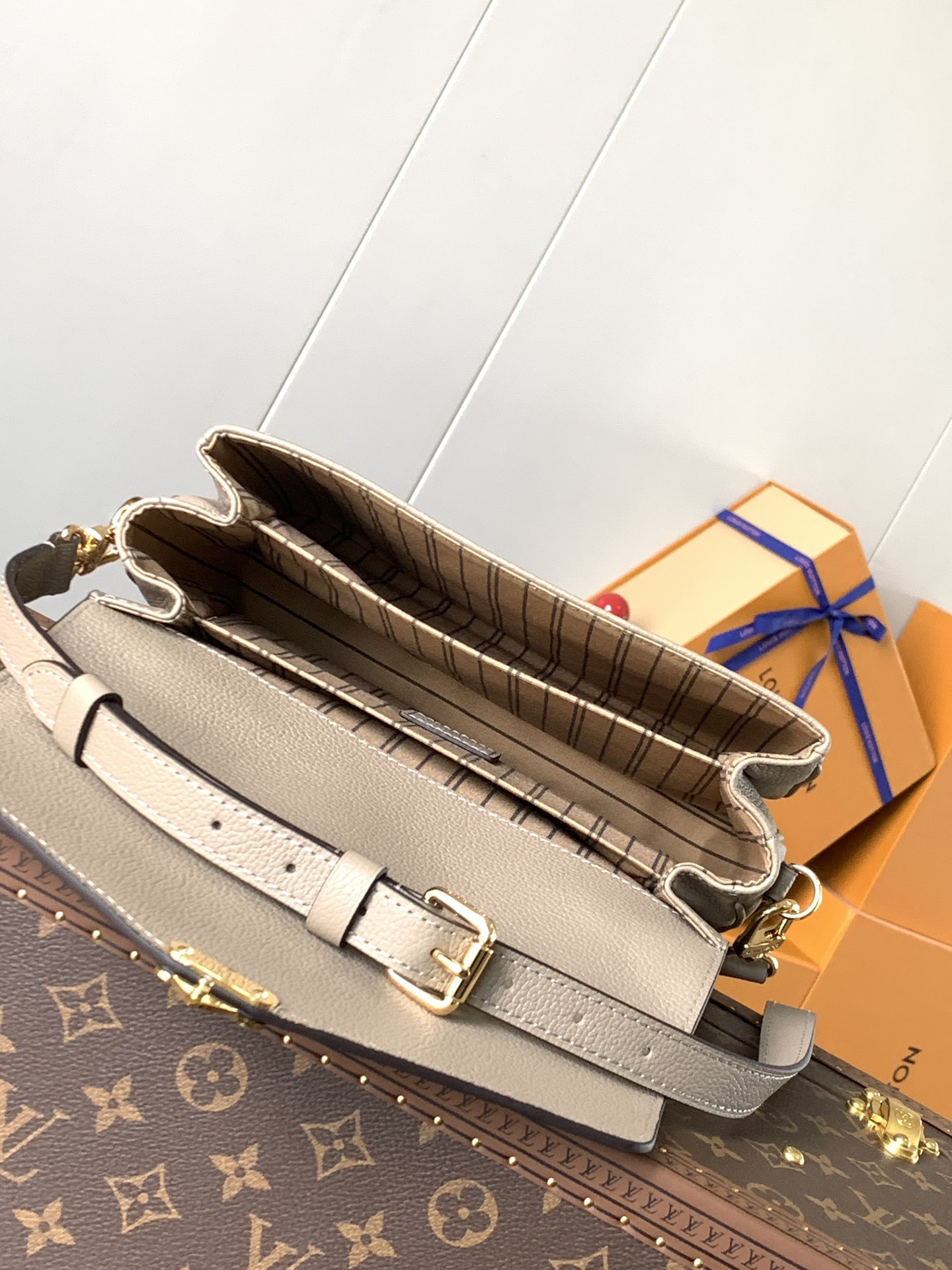 Variable Code Chip LV M44881 Apricot POCHETTE METIS handbag. Pochette Metis handbag. Monogram Empreinte leather