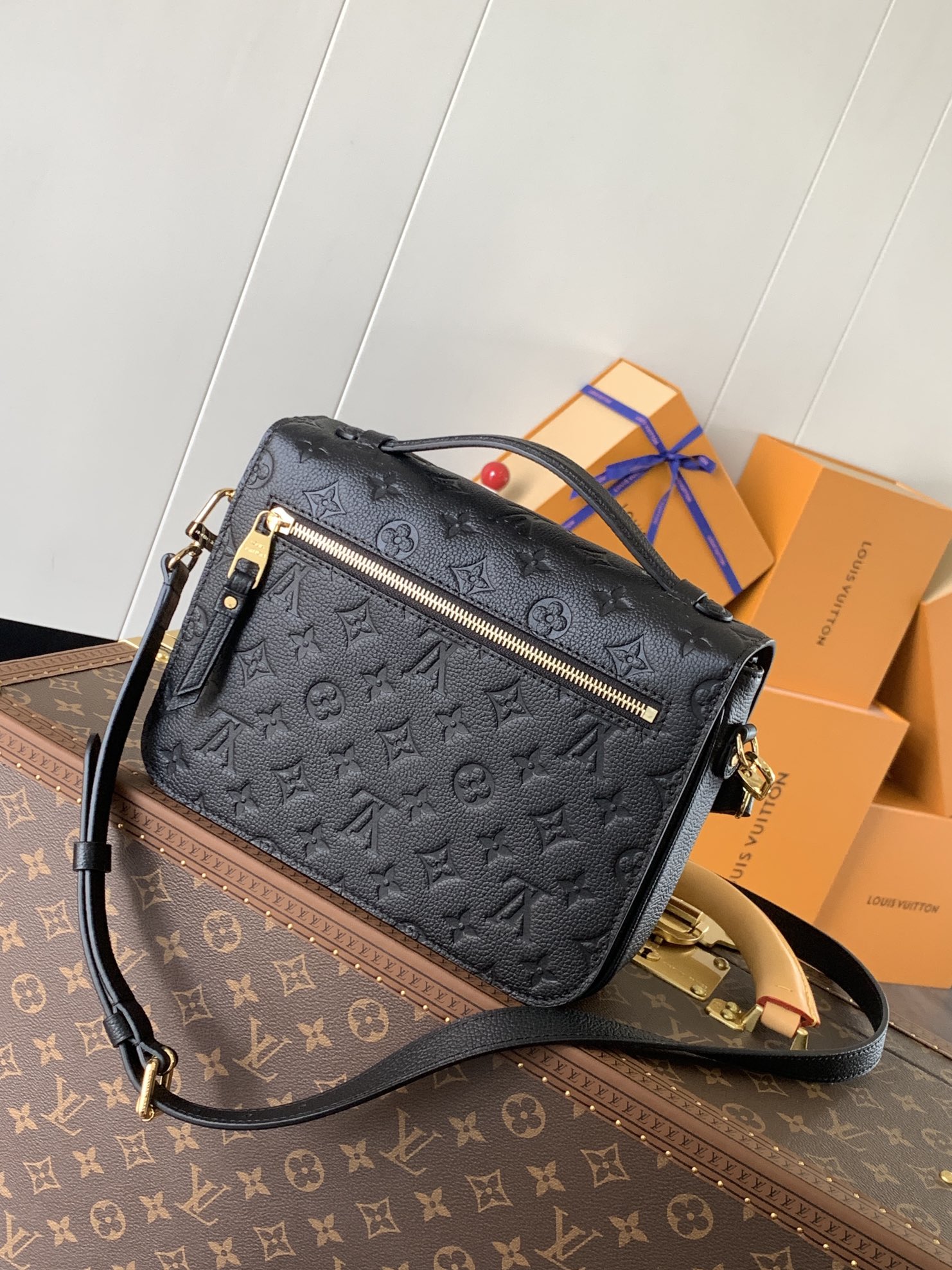 Variable Code Chip LV  M41487 Black POCHETTE METIS handbag. Pochette Metis handbag. Monogram Empreinte leather