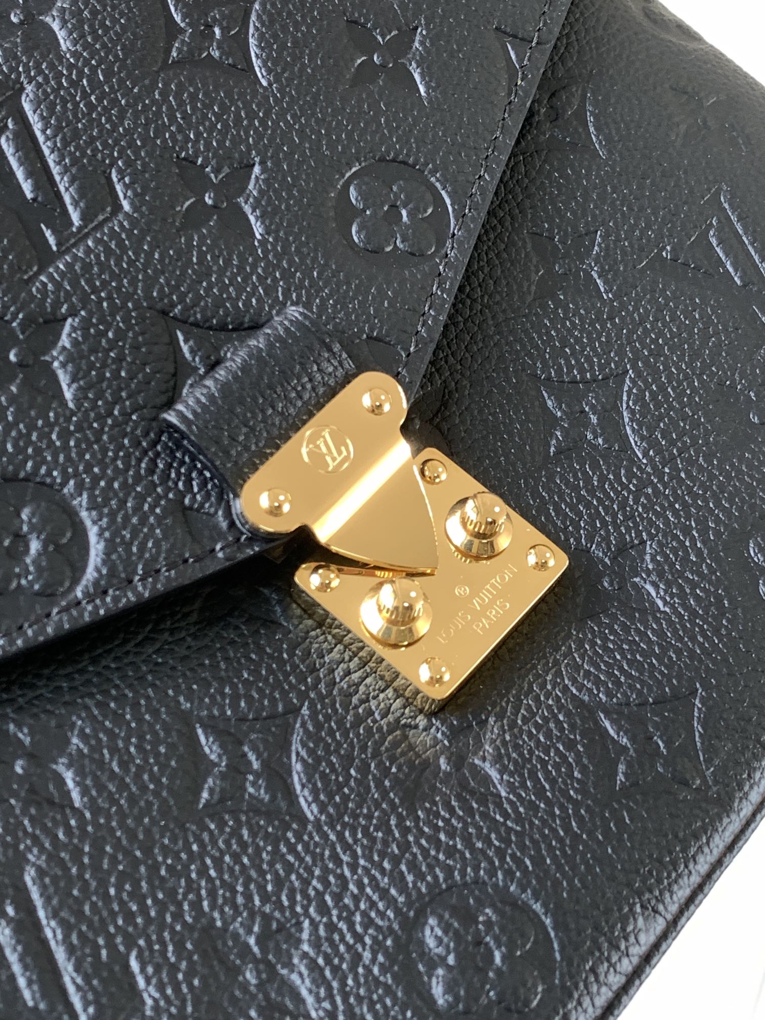 Variable Code Chip LV  M41487 Black POCHETTE METIS handbag. Pochette Metis handbag. Monogram Empreinte leather