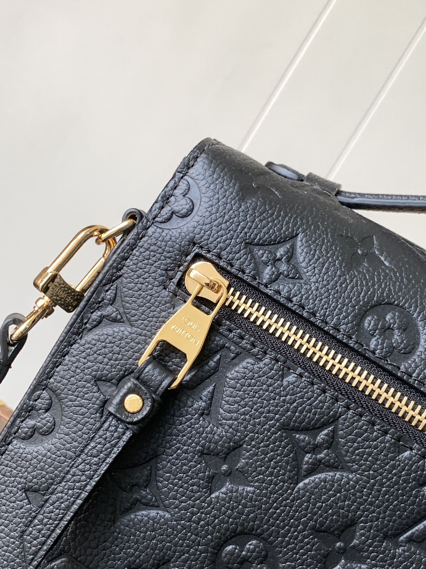 Variable Code Chip LV  M41487 Black POCHETTE METIS handbag. Pochette Metis handbag. Monogram Empreinte leather