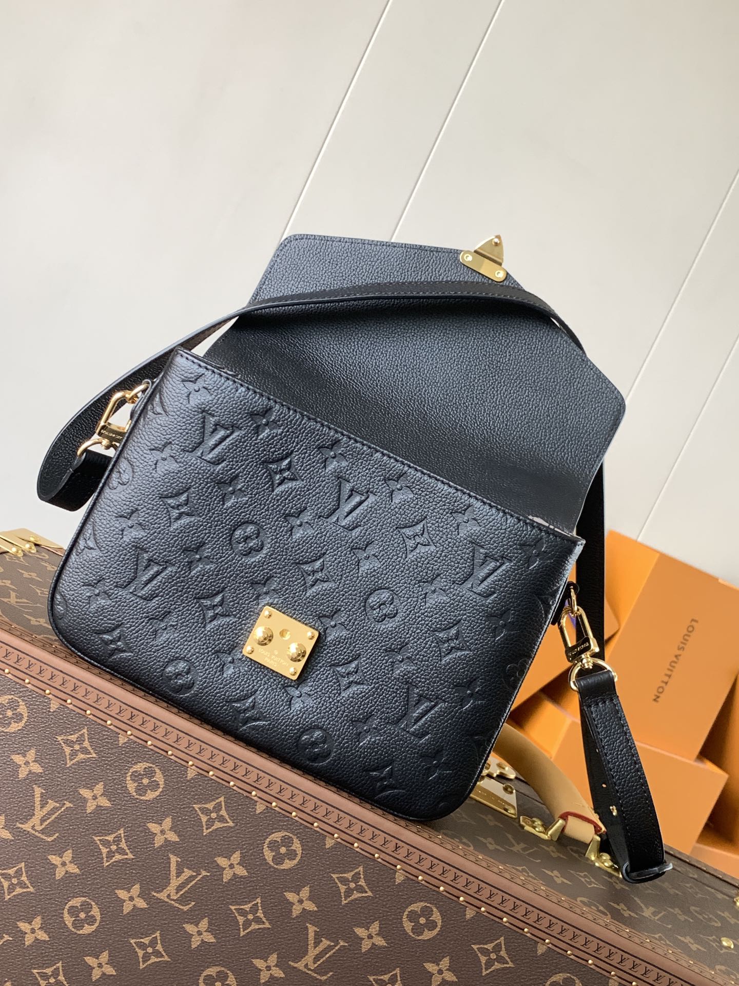 Variable Code Chip LV  M41487 Black POCHETTE METIS handbag. Pochette Metis handbag. Monogram Empreinte leather