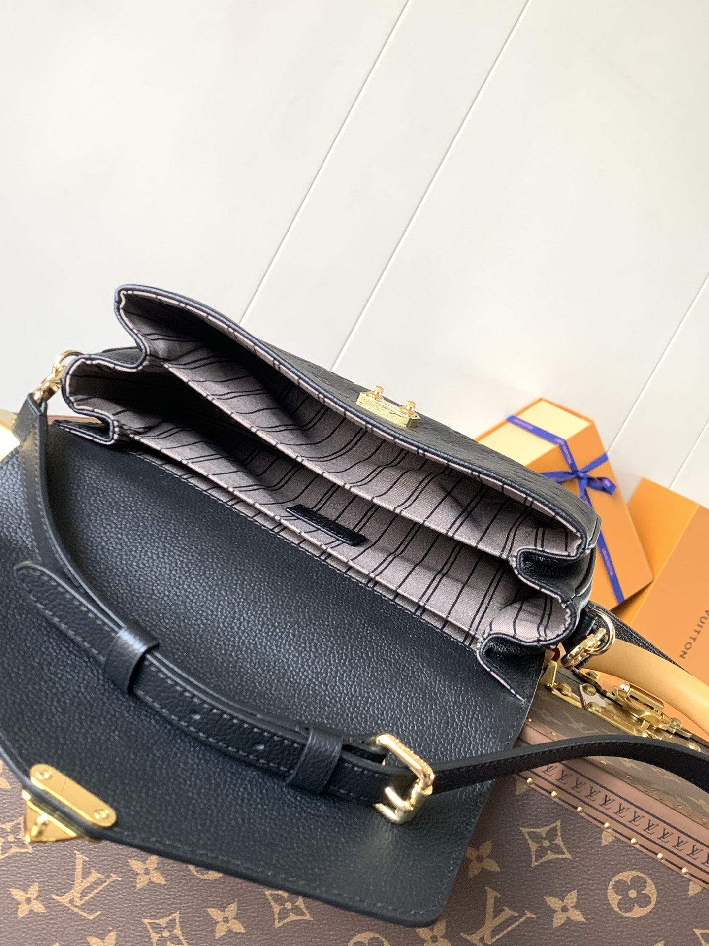 Variable Code Chip LV  M41487 Black POCHETTE METIS handbag. Pochette Metis handbag. Monogram Empreinte leather