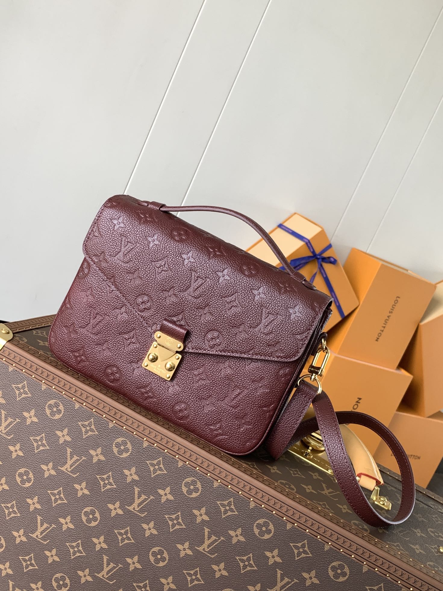 Variable Code Chip LV M46613 Bordeaux POCHETTE METIS handbag. Pochette Metis handbag. Monogram Empreinte leather