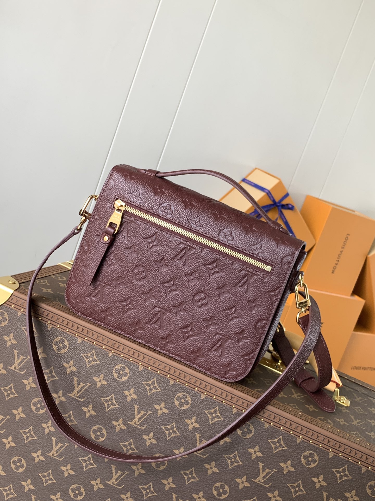 Variable Code Chip LV M46613 Bordeaux POCHETTE METIS handbag. Pochette Metis handbag. Monogram Empreinte leather