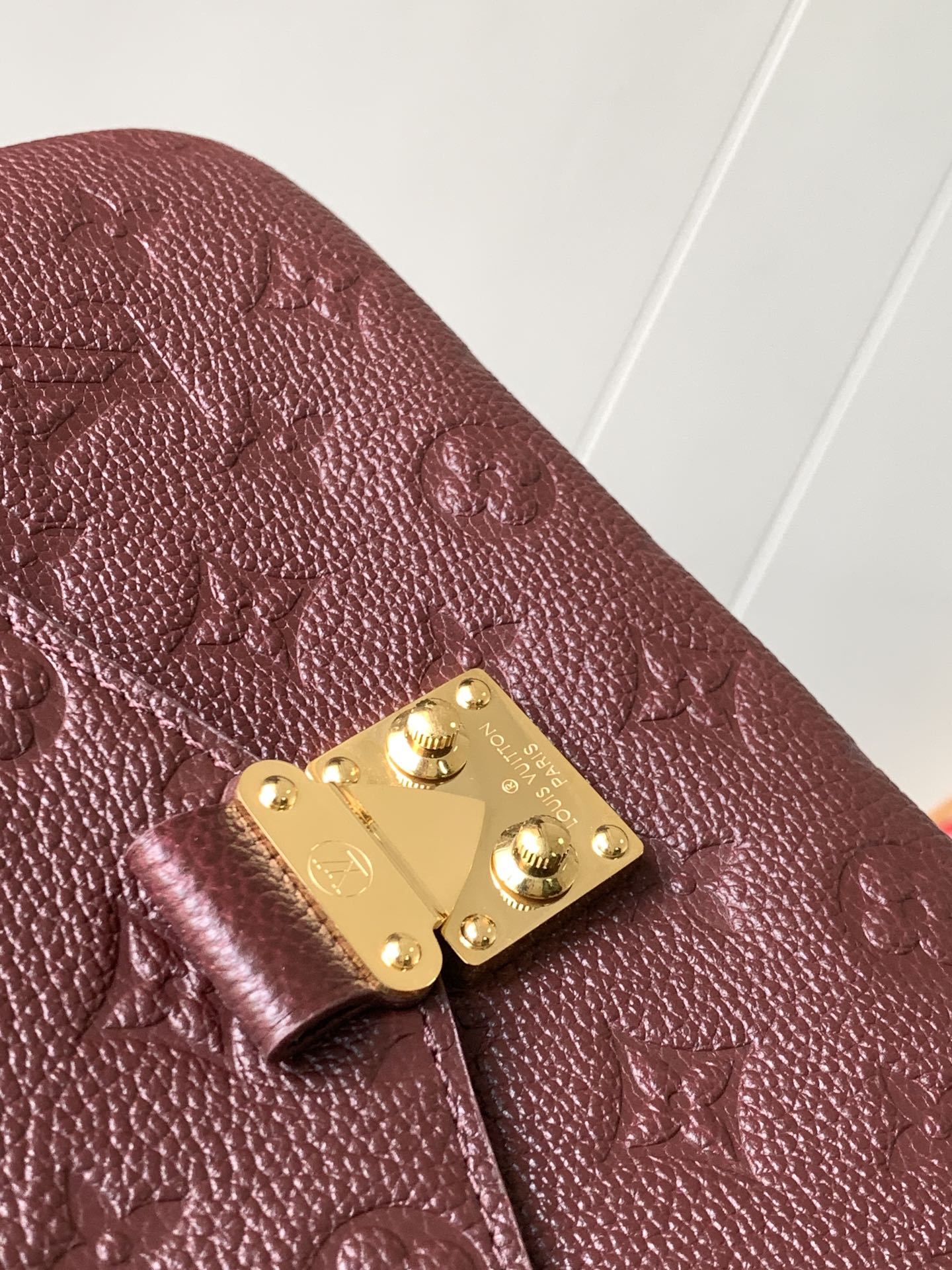 Variable Code Chip LV M46613 Bordeaux POCHETTE METIS handbag. Pochette Metis handbag. Monogram Empreinte leather