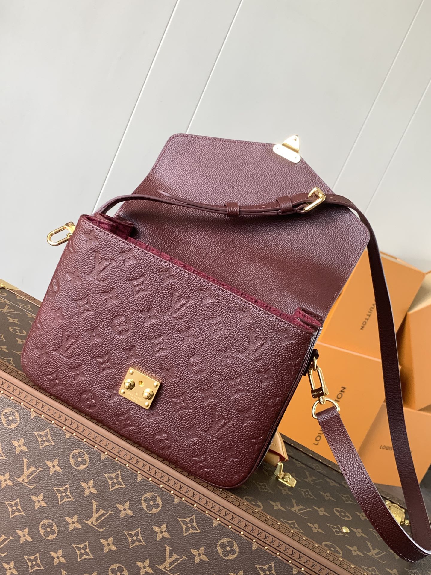 Variable Code Chip LV M46613 Bordeaux POCHETTE METIS handbag. Pochette Metis handbag. Monogram Empreinte leather