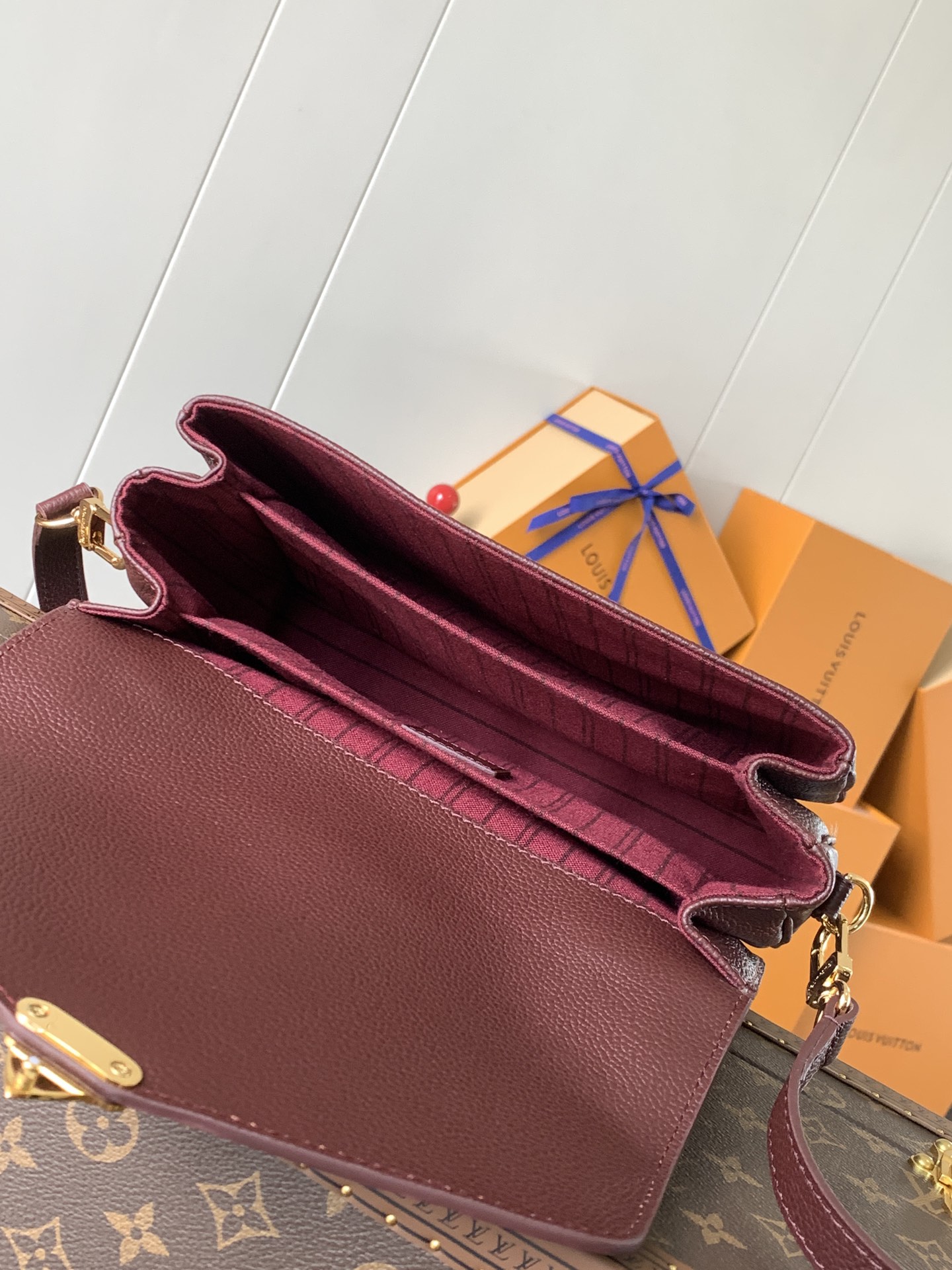 Variable Code Chip LV M46613 Bordeaux POCHETTE METIS handbag. Pochette Metis handbag. Monogram Empreinte leather