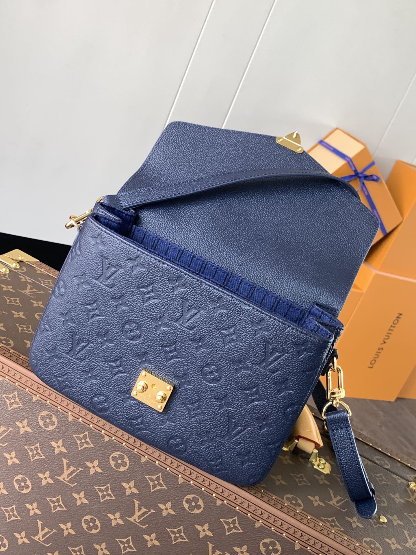 Variable Code Chip LV M47142 New Blue POCHETTE METIS handbag. Pochette Metis handbag. Monogram Empreinte leather