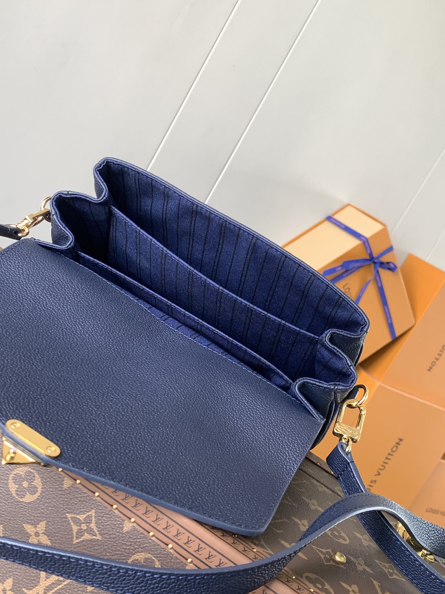 Variable Code Chip LV M47142 New Blue POCHETTE METIS handbag. Pochette Metis handbag. Monogram Empreinte leather