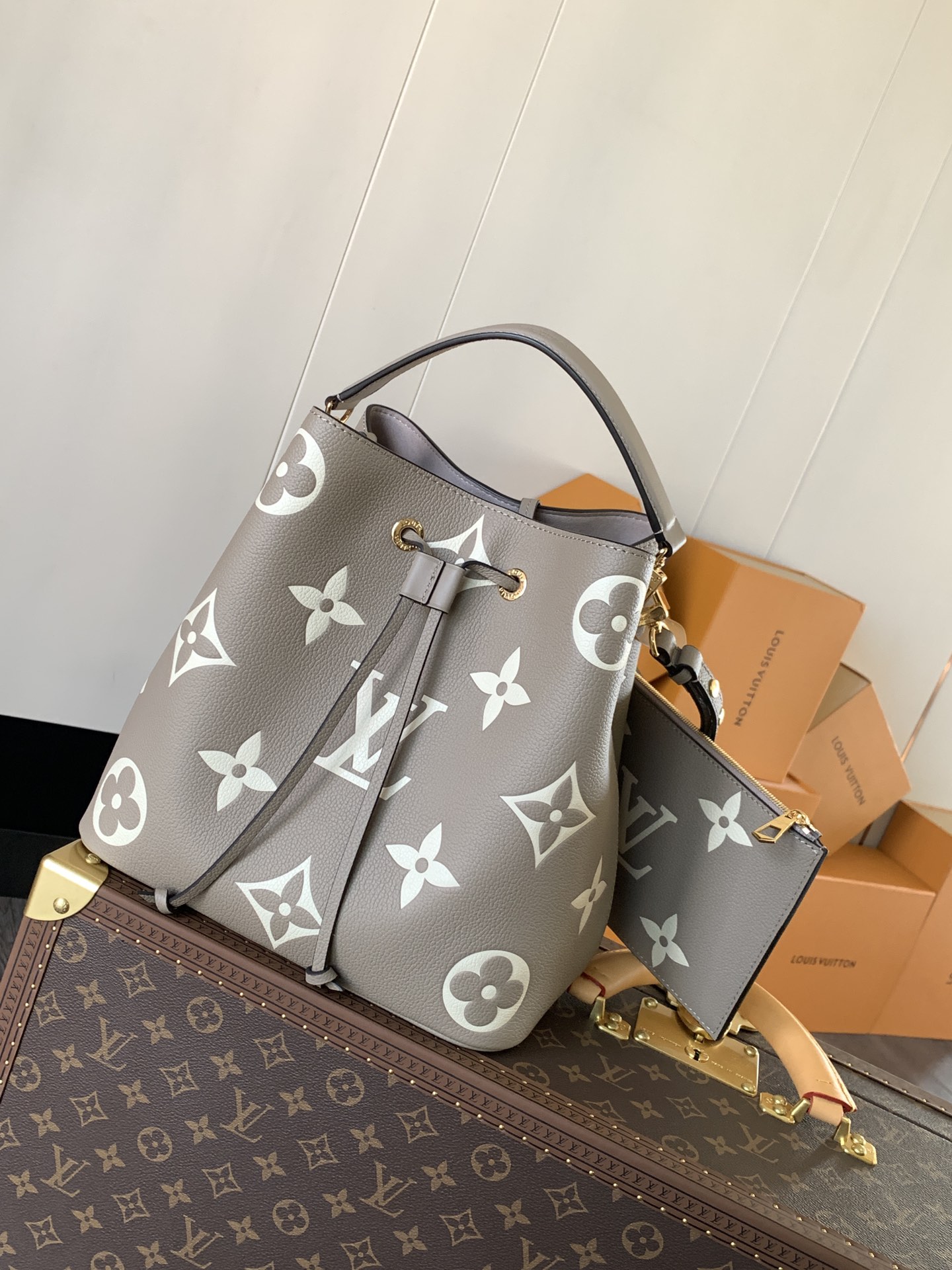 Variable Code Chip LV M45555 ApricotNeoNoe Medium bucket Bag LV Monogram Flowers printed before pressing leather. Adjustable str