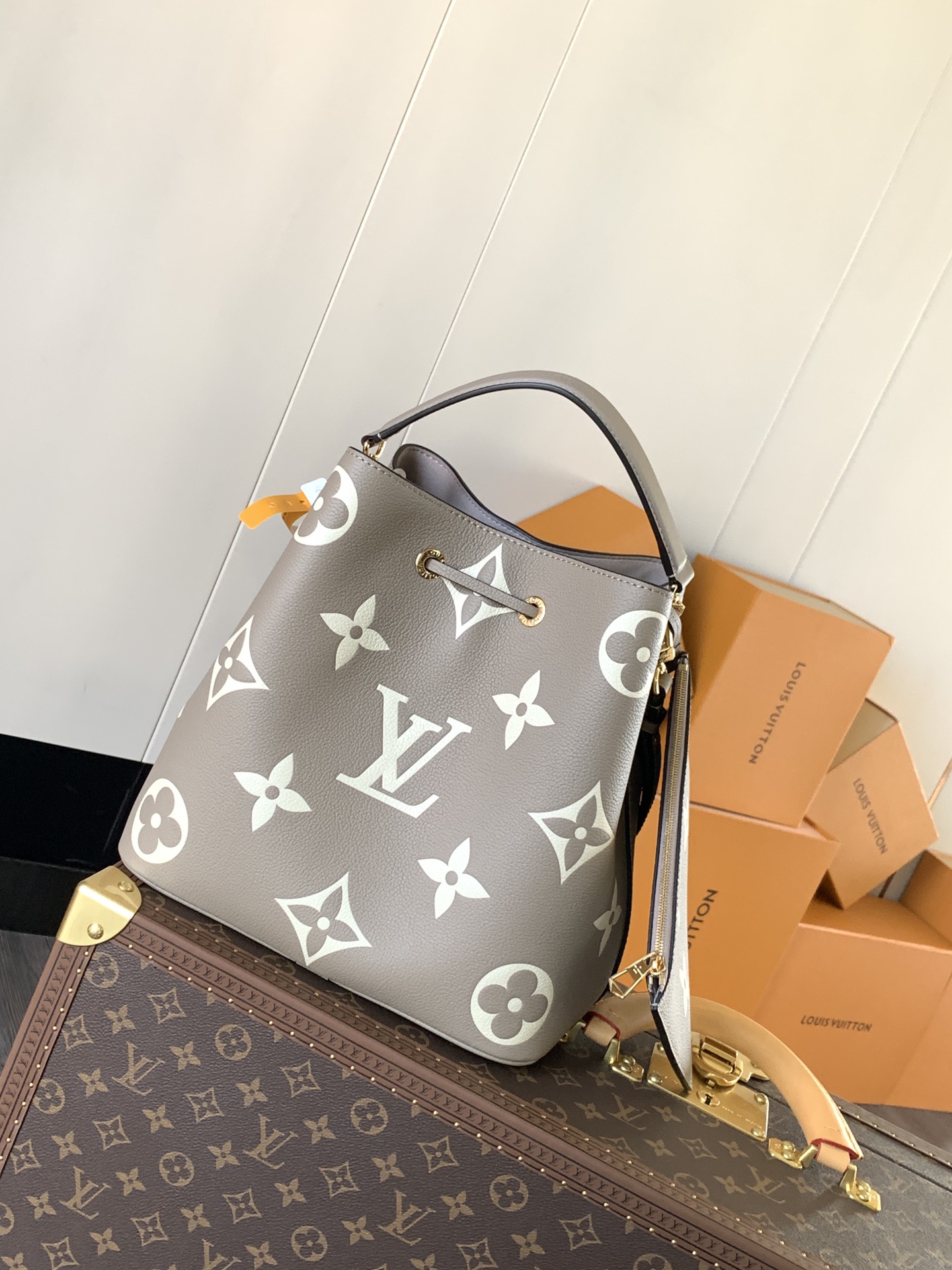 Variable Code Chip LV M45555 ApricotNeoNoe Medium bucket Bag LV Monogram Flowers printed before pressing leather. Adjustable str