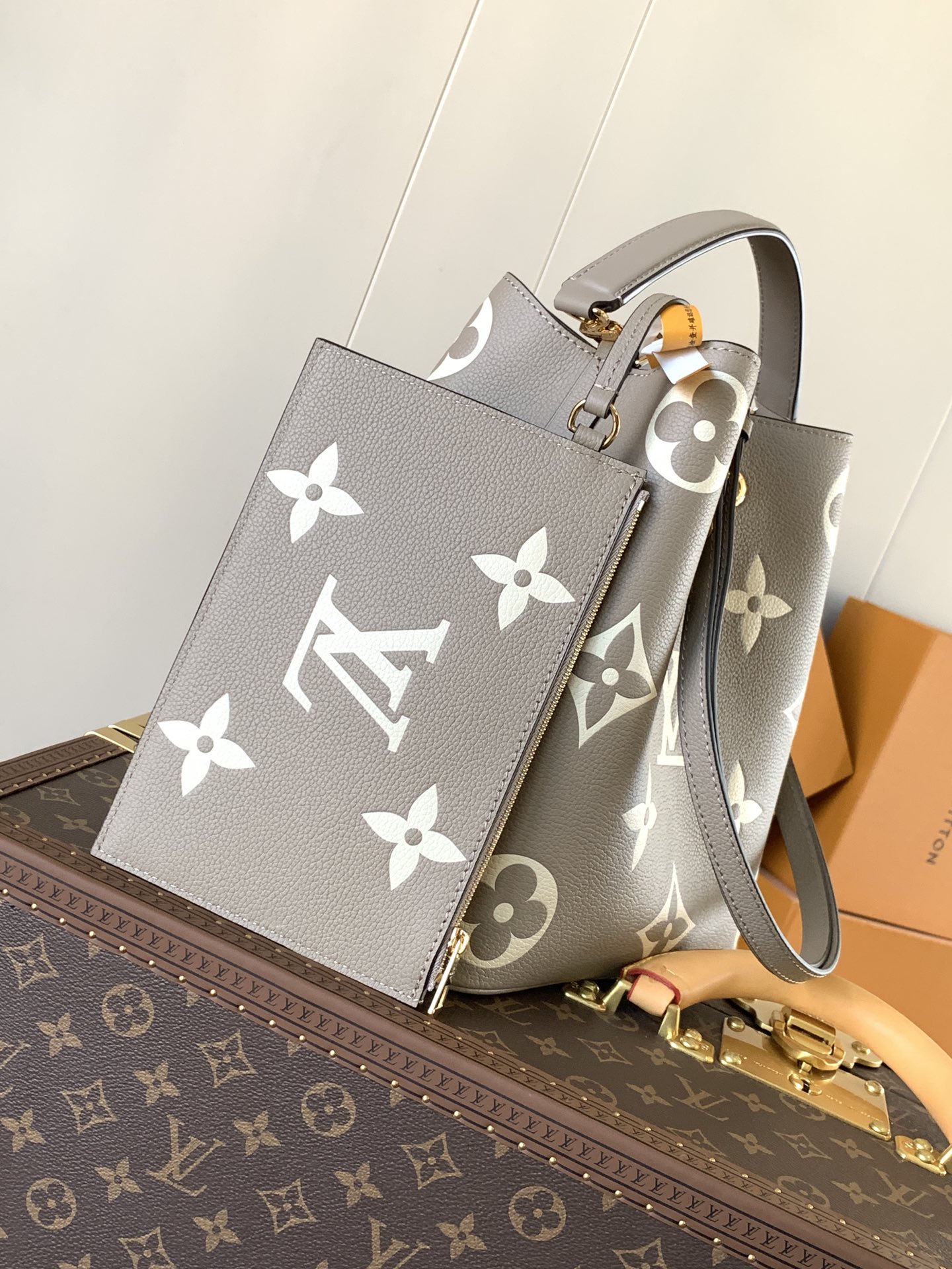 Variable Code Chip LV M45555 ApricotNeoNoe Medium bucket Bag LV Monogram Flowers printed before pressing leather. Adjustable str