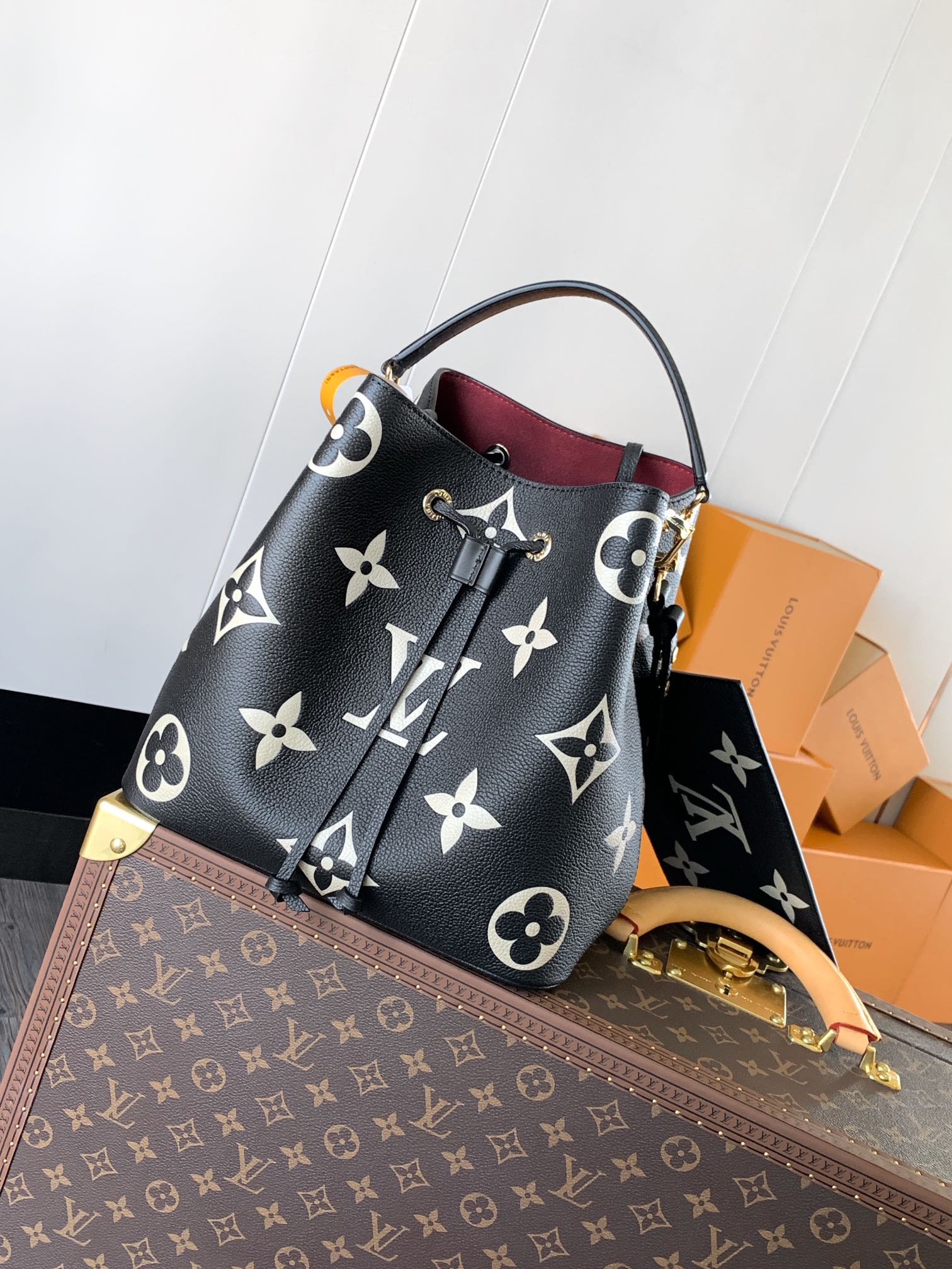 Variable Code Chip LV M45497 BlackNeoNoe Medium bucket Bag LV Monogram Flowers printed before pressing leather. Adjustable strap