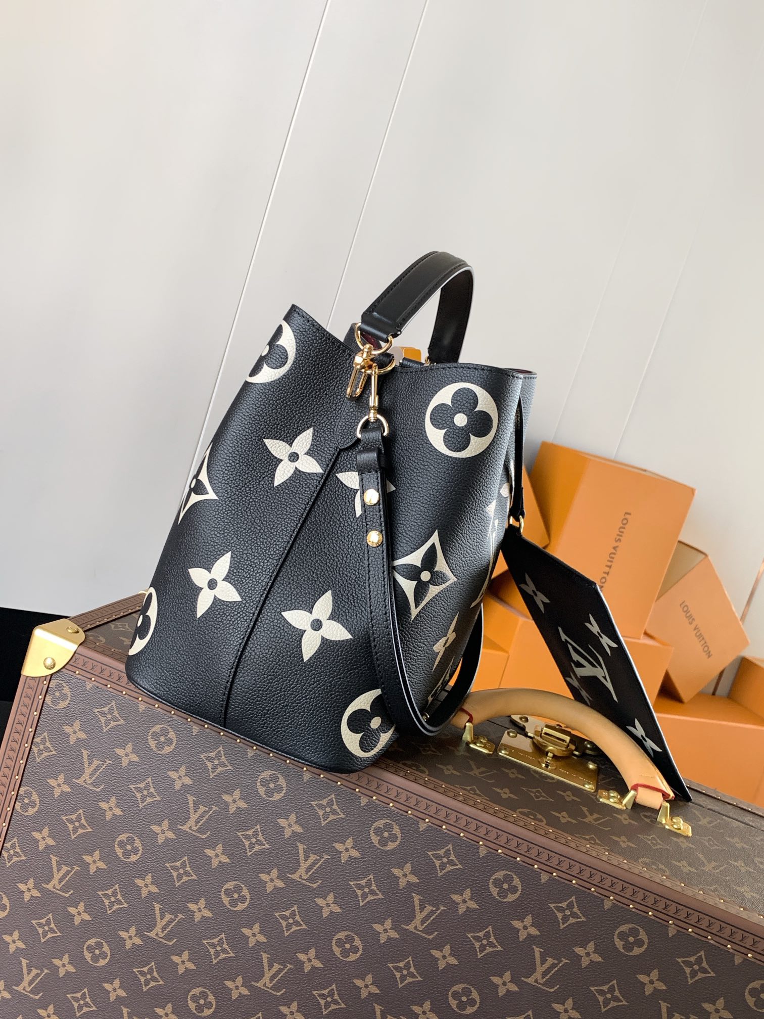 Variable Code Chip LV M45497 BlackNeoNoe Medium bucket Bag LV Monogram Flowers printed before pressing leather. Adjustable strap