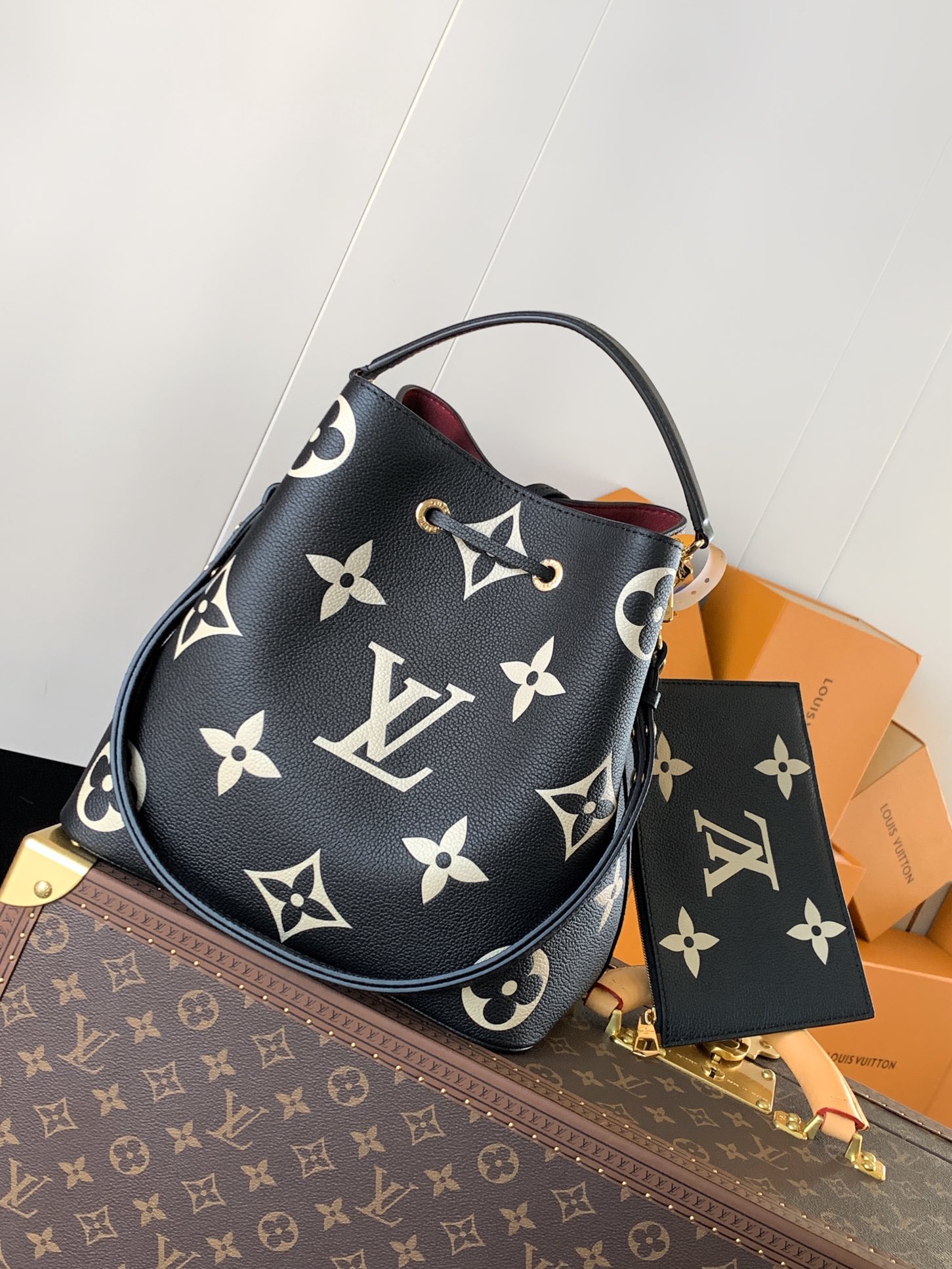 Variable Code Chip LV M45497 BlackNeoNoe Medium bucket Bag LV Monogram Flowers printed before pressing leather. Adjustable strap