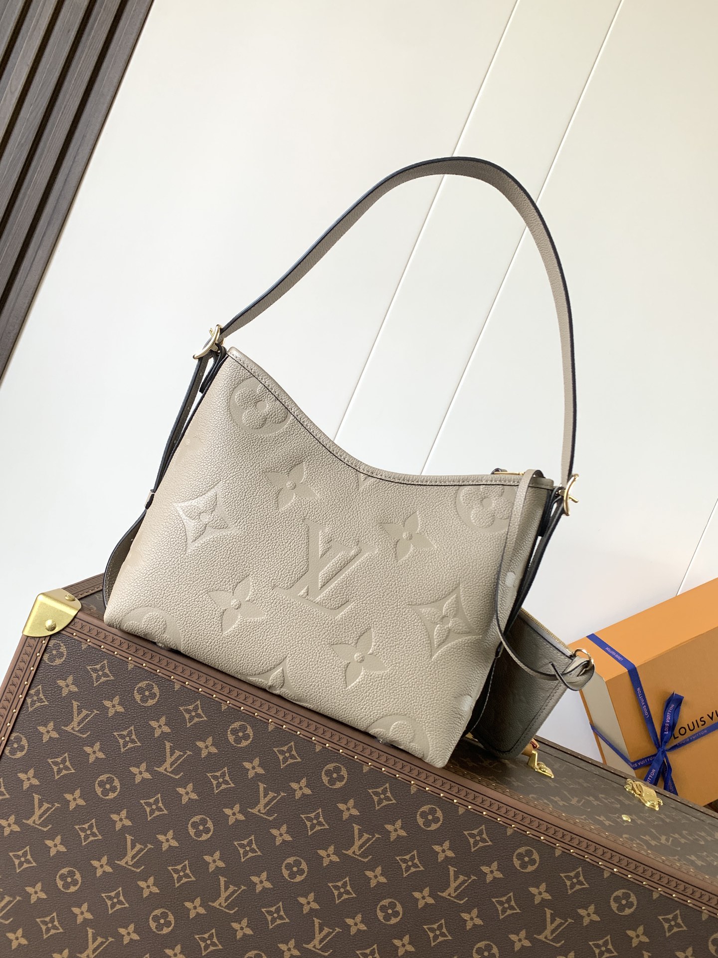 Variable Code Chip LV M46277 Apricot colorCarryAll small handbag. Monogram Empreinte embossed leather. Detachable zipper bag