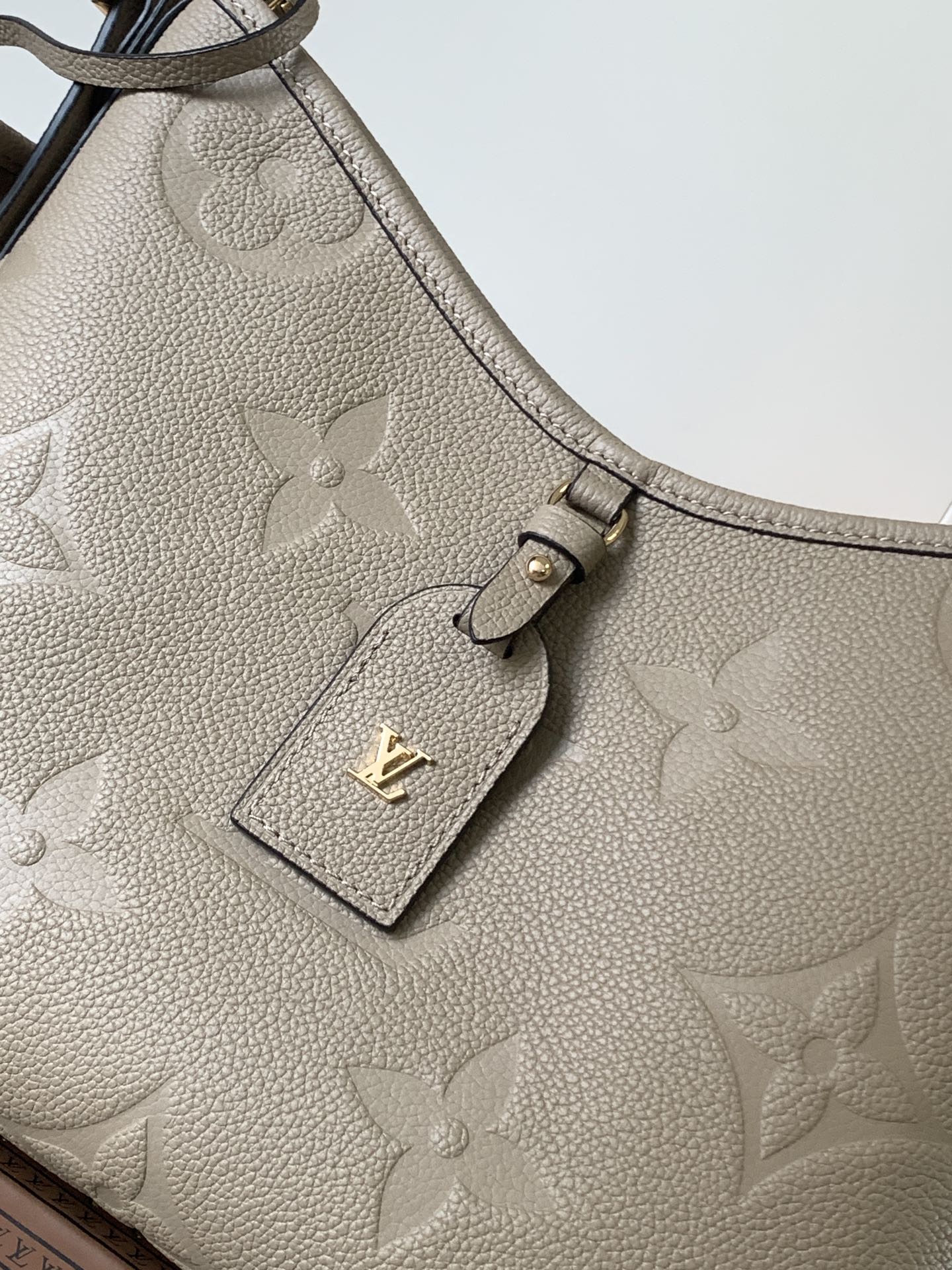 Variable Code Chip LV M46277 Apricot colorCarryAll small handbag. Monogram Empreinte embossed leather. Detachable zipper bag