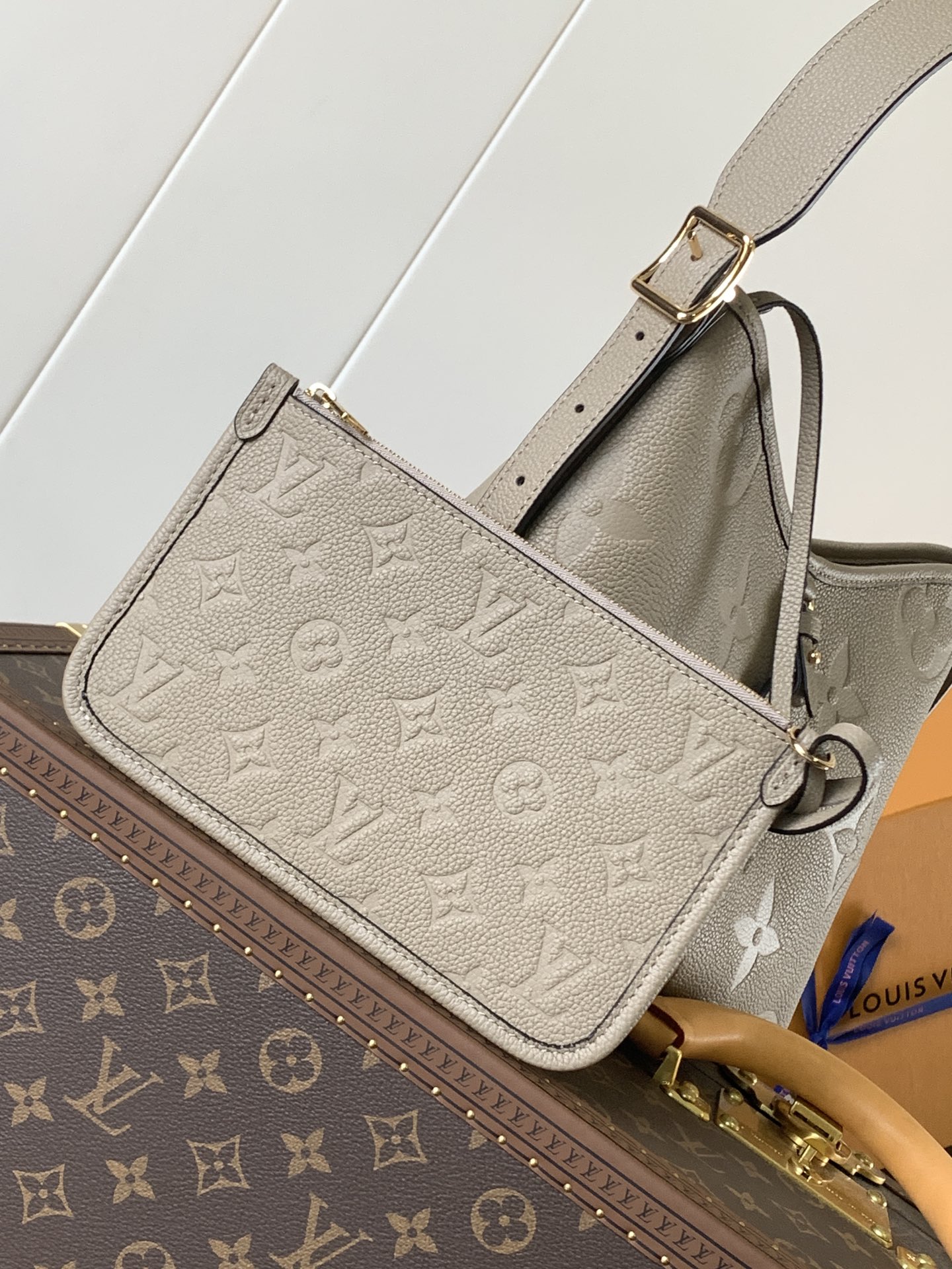 Variable Code Chip LV M46277 Apricot colorCarryAll small handbag. Monogram Empreinte embossed leather. Detachable zipper bag