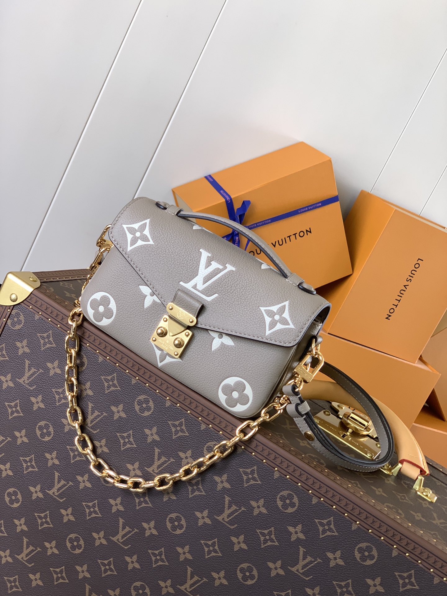 Variable Code Chip LV M23081 ApricotPochette Metis East West Handbag Monogram Empreinte embossed leather. S-lock lock short chai