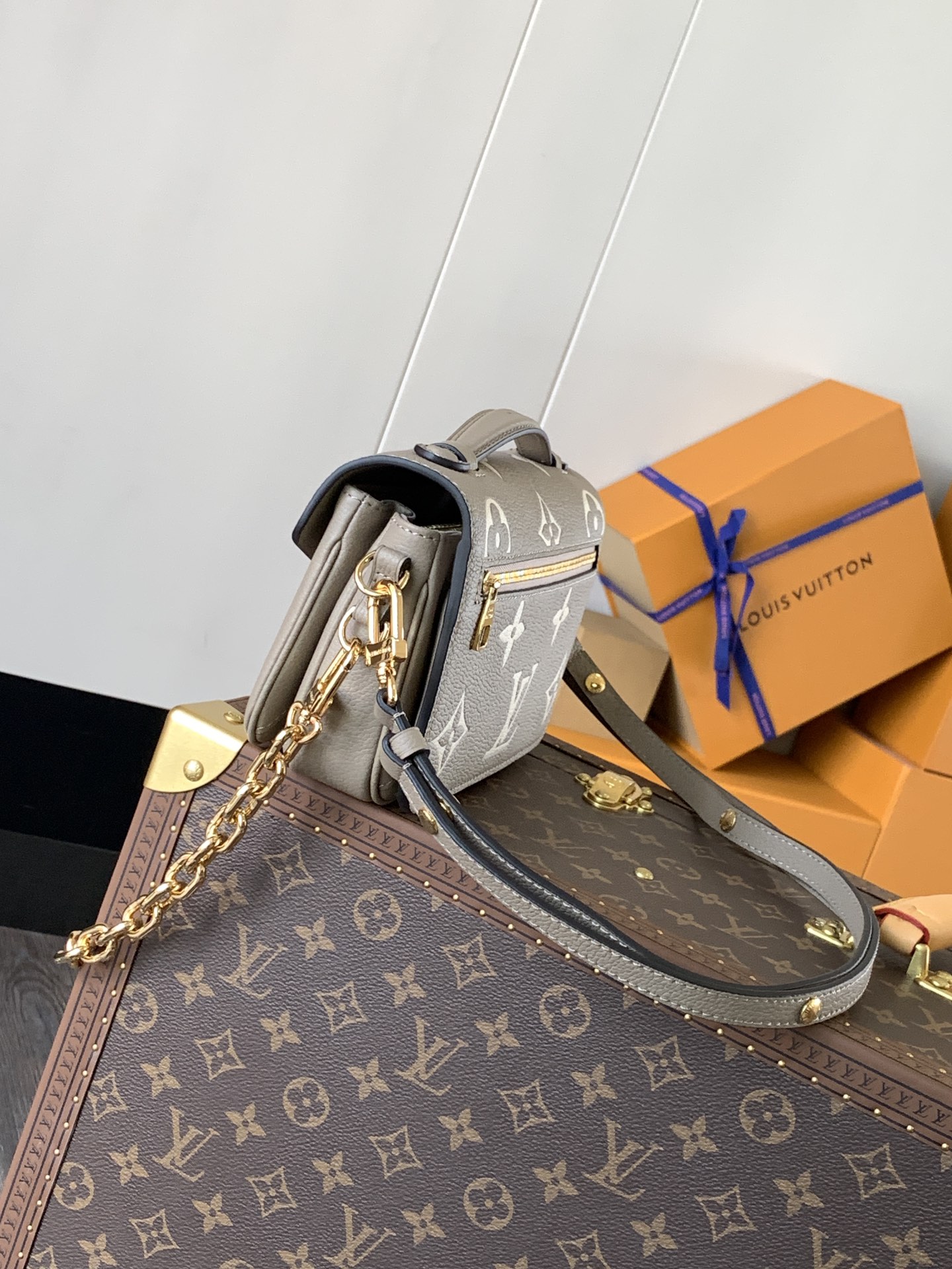 Variable Code Chip LV M23081 ApricotPochette Metis East West Handbag Monogram Empreinte embossed leather. S-lock lock short chai