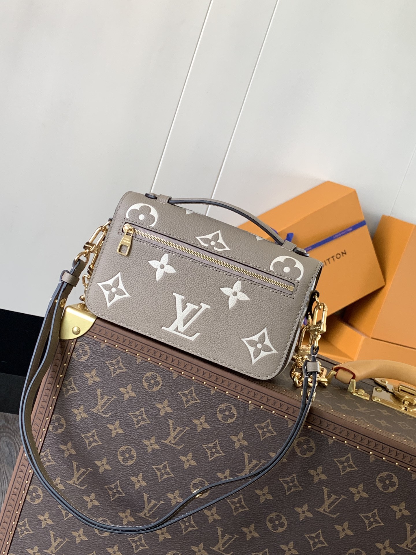 Variable Code Chip LV M23081 ApricotPochette Metis East West Handbag Monogram Empreinte embossed leather. S-lock lock short chai