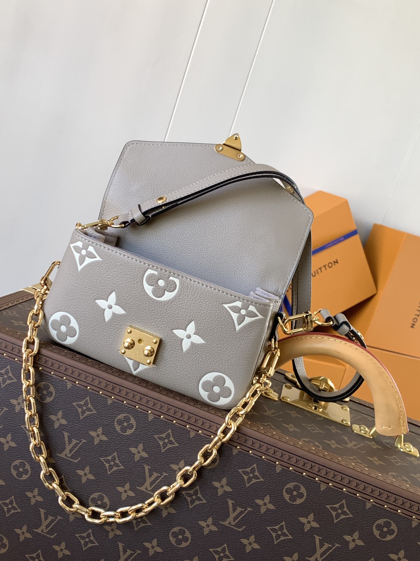 Variable Code Chip LV M23081 ApricotPochette Metis East West Handbag Monogram Empreinte embossed leather. S-lock lock short chai