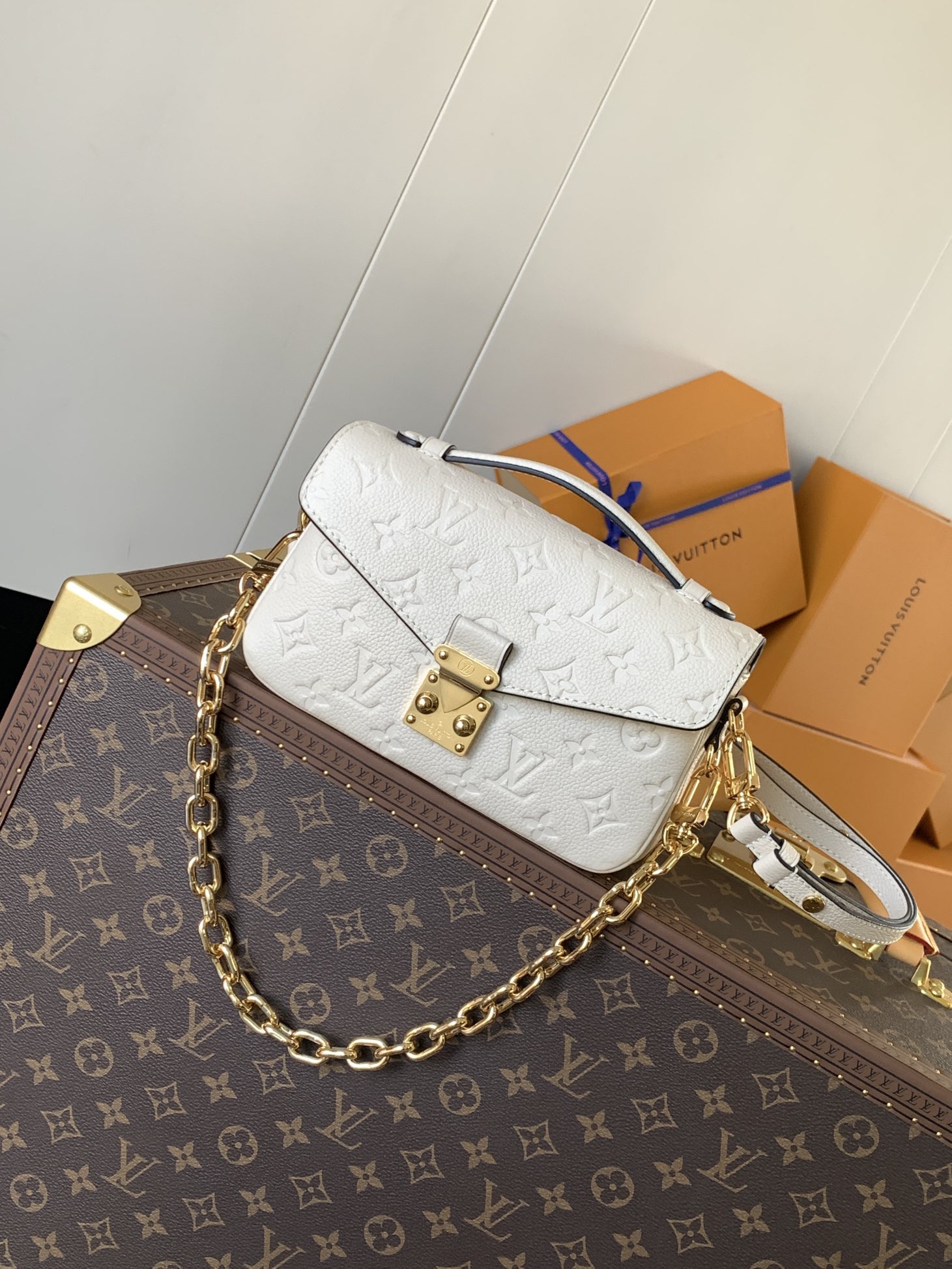 Variable Code Chip LV M22942 m WhitePochette Metis East West Handbag Monogram Empreinte embossed leather. S-lock lock short chai