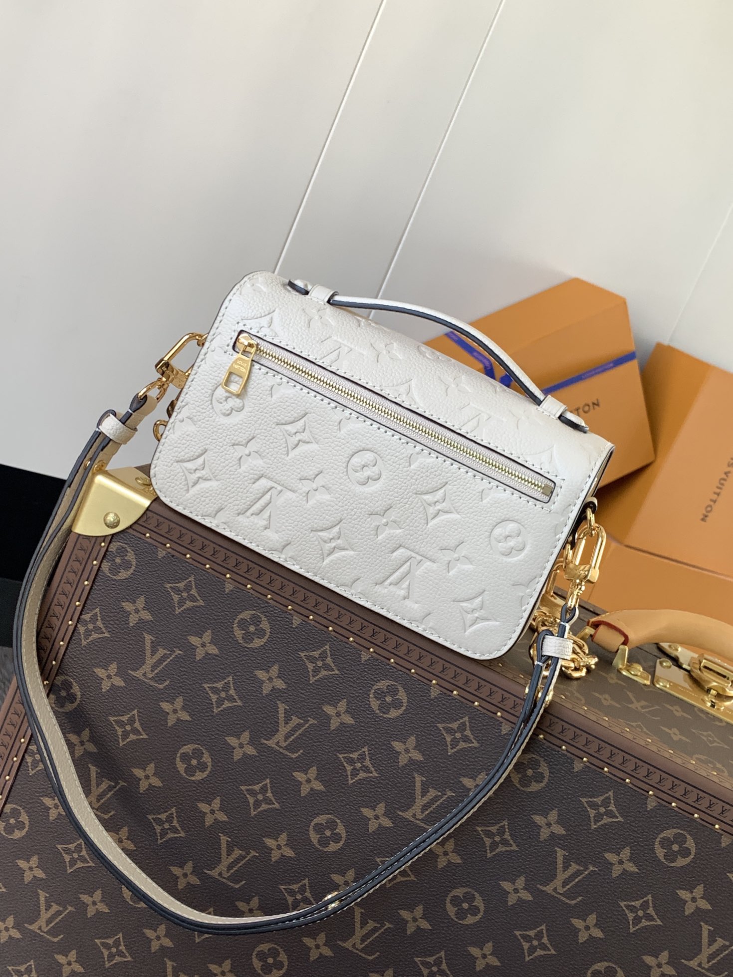 Variable Code Chip LV M22942 m WhitePochette Metis East West Handbag Monogram Empreinte embossed leather. S-lock lock short chai