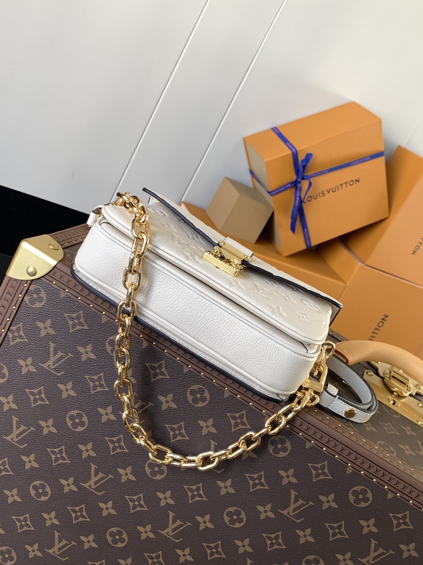 Variable Code Chip LV M22942 m WhitePochette Metis East West Handbag Monogram Empreinte embossed leather. S-lock lock short chai