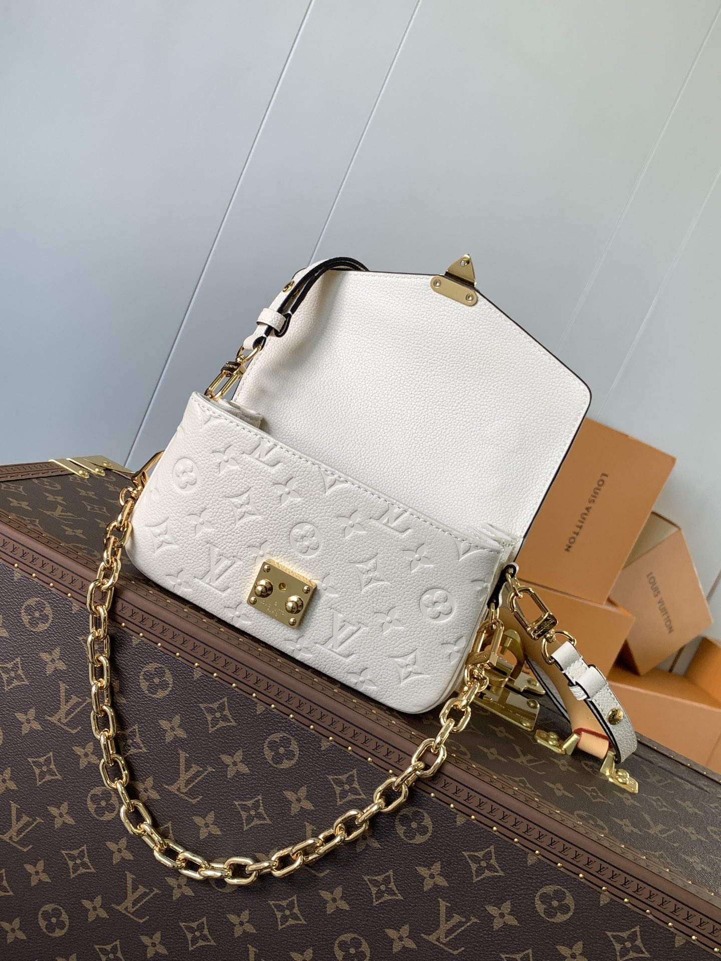 Variable Code Chip LV M22942 m WhitePochette Metis East West Handbag Monogram Empreinte embossed leather. S-lock lock short chai