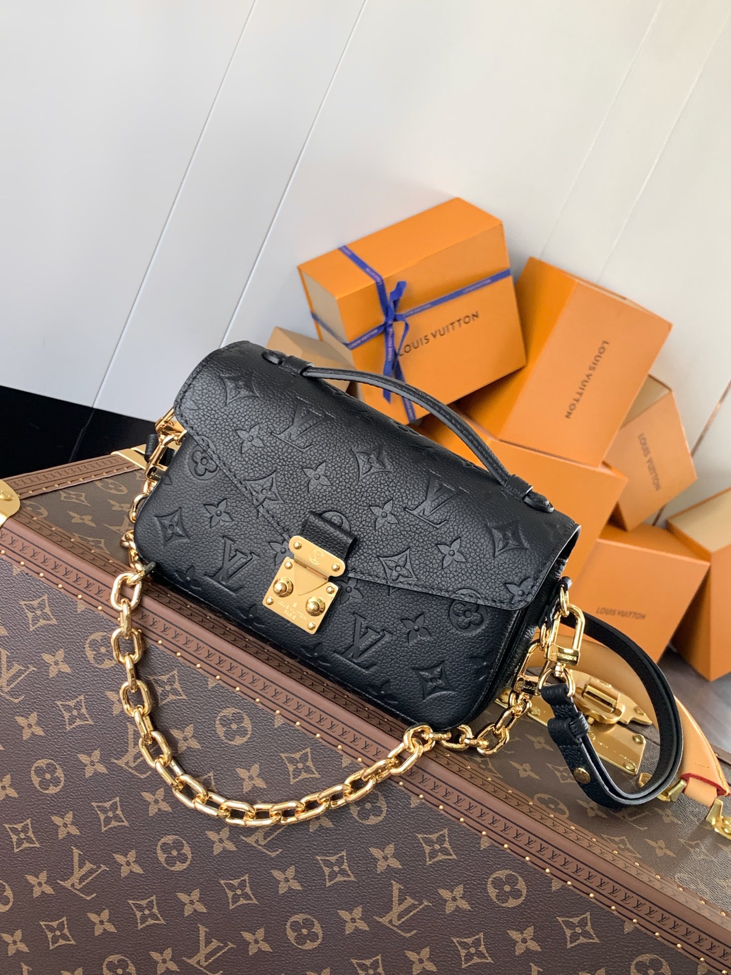 Variable Code Chip LV M46595 BlackPochette Metis East West Handbag Monogram Empreinte embossed leather. S-lock lock short chain