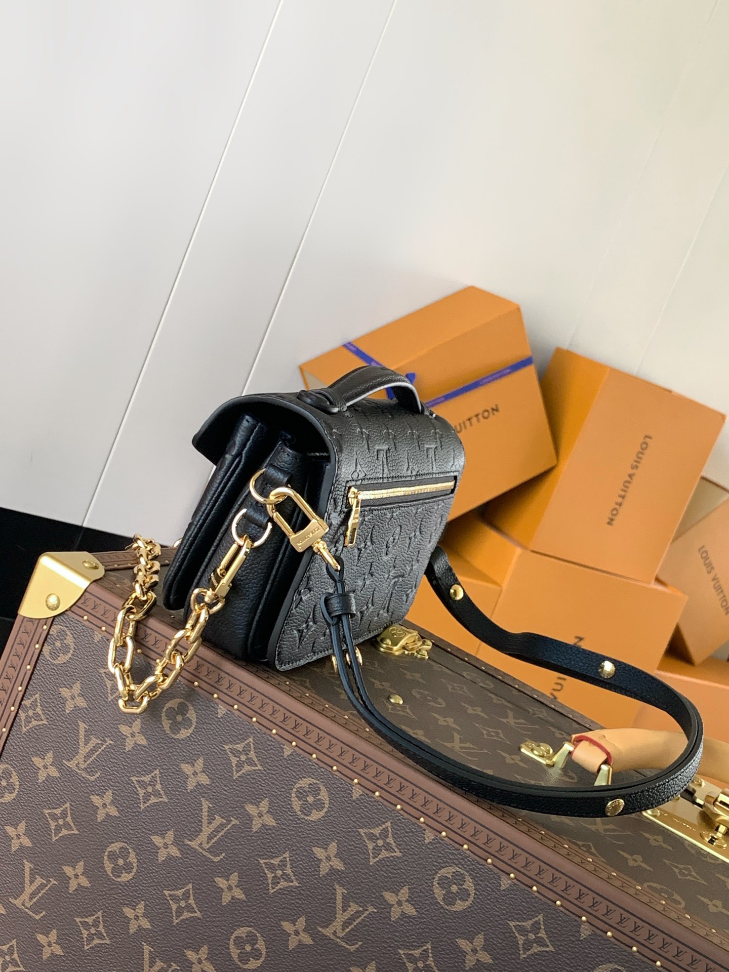 Variable Code Chip LV M46595 BlackPochette Metis East West Handbag Monogram Empreinte embossed leather. S-lock lock short chain 