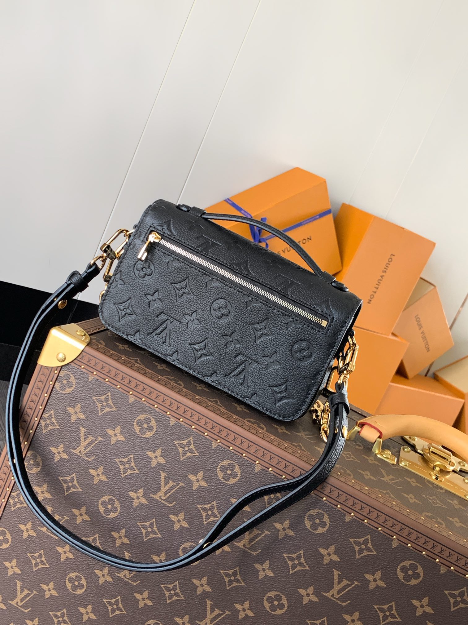 Variable Code Chip LV M46595 BlackPochette Metis East West Handbag Monogram Empreinte embossed leather. S-lock lock short chain 