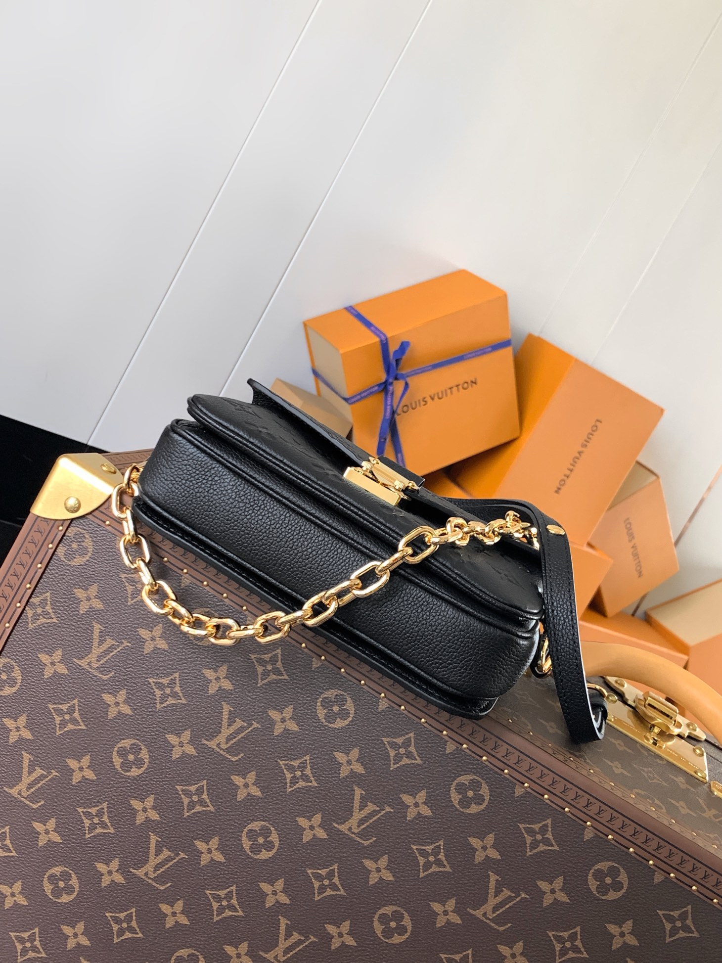 Variable Code Chip LV M46595 BlackPochette Metis East West Handbag Monogram Empreinte embossed leather. S-lock lock short chain 