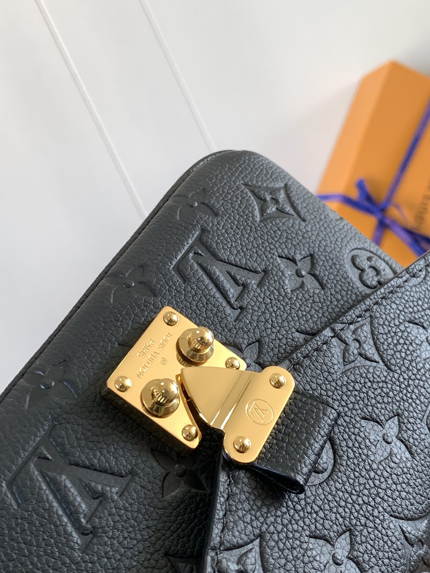 Variable Code Chip LV M46595 BlackPochette Metis East West Handbag Monogram Empreinte embossed leather. S-lock lock short chain 