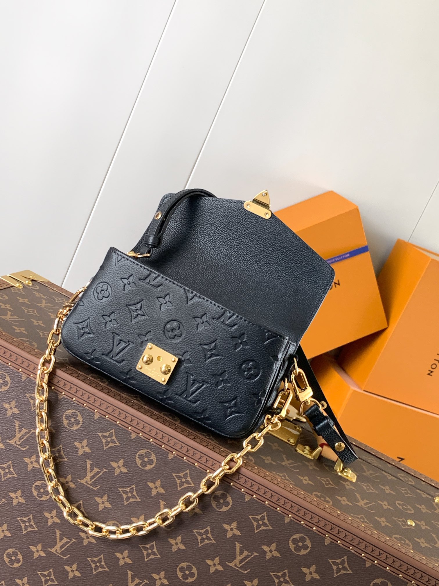 Variable Code Chip LV M46595 BlackPochette Metis East West Handbag Monogram Empreinte embossed leather. S-lock lock short chain 