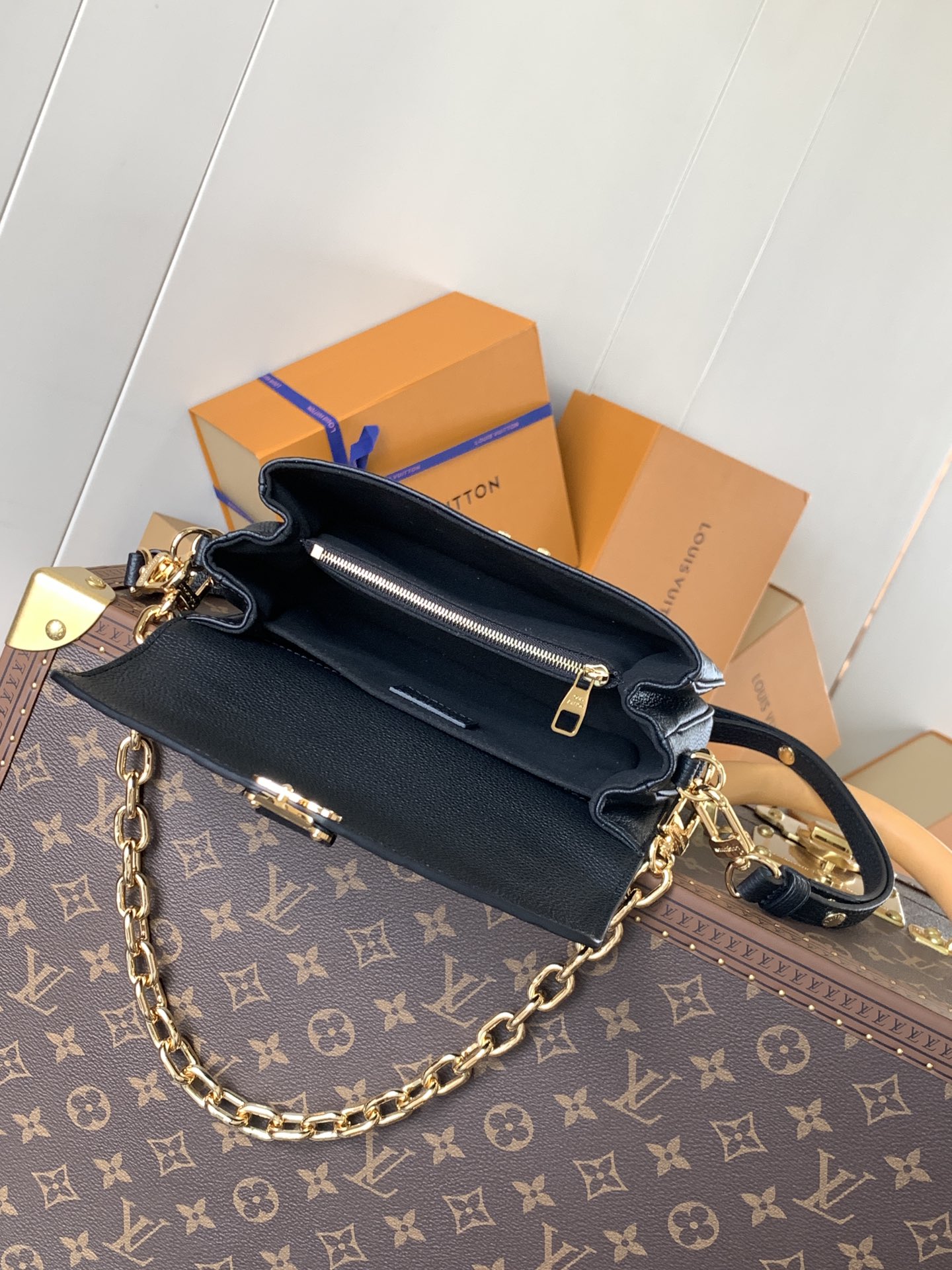 Variable Code Chip LV M46595 BlackPochette Metis East West Handbag Monogram Empreinte embossed leather. S-lock lock short chain 