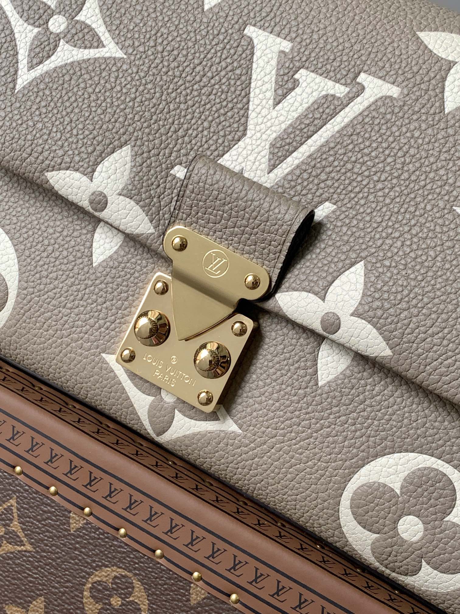 Variable Code Chip LV M46041 Grey silk screen Small This Madeleine BB handbag is Monogram Empreinte embossed leather with S-lock