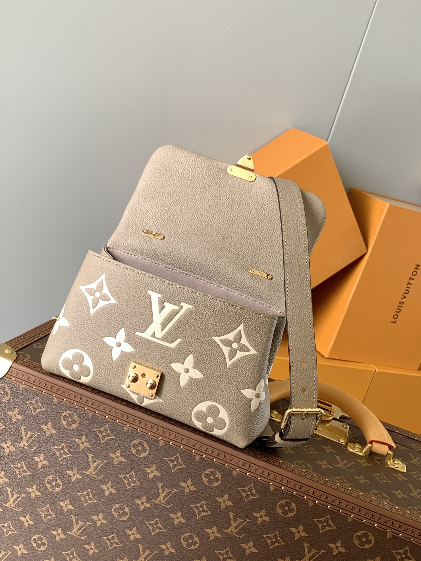 Variable Code Chip LV M46041 Grey silk screen Small This Madeleine BB handbag is Monogram Empreinte embossed leather with S-lock