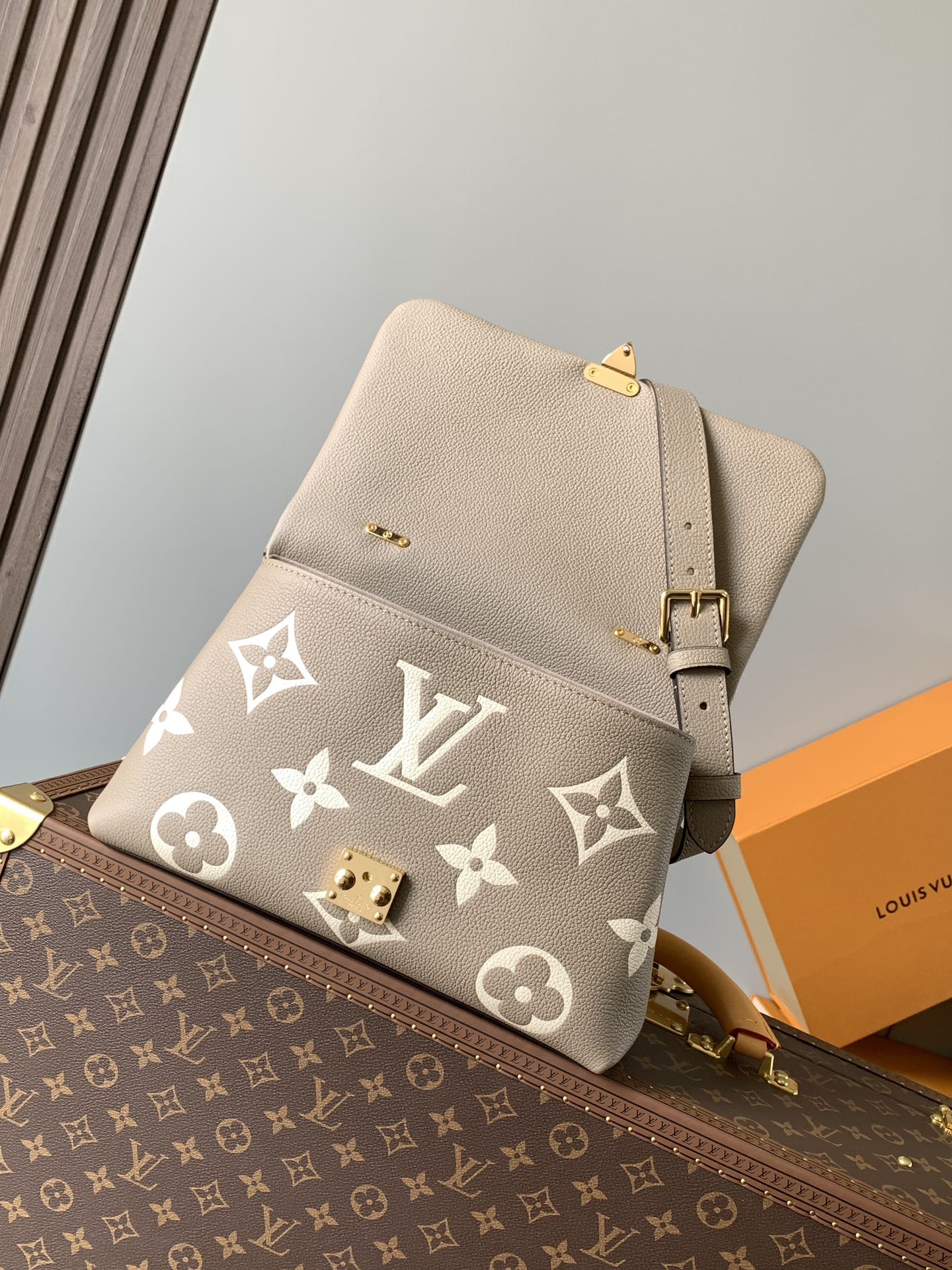 Variable Code Chip LV M46041 Grey silk screen large Madeleine Medium handbag with Monogram Empreinte bovine leather S-lock lock