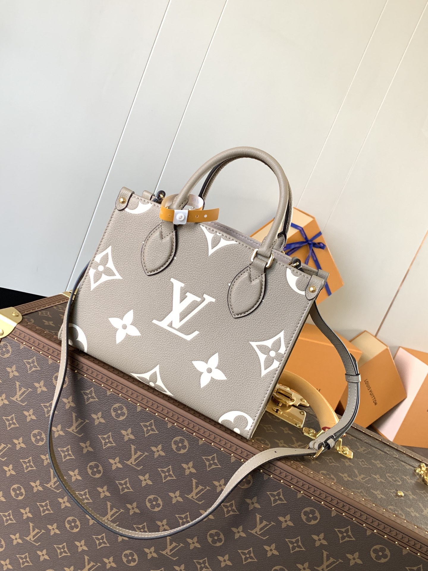 Variable Code Chip LV M45779 Apricot print OnTheGo Tote package. Monogram pattern cowhide. Mommy bag small bb size, long handle