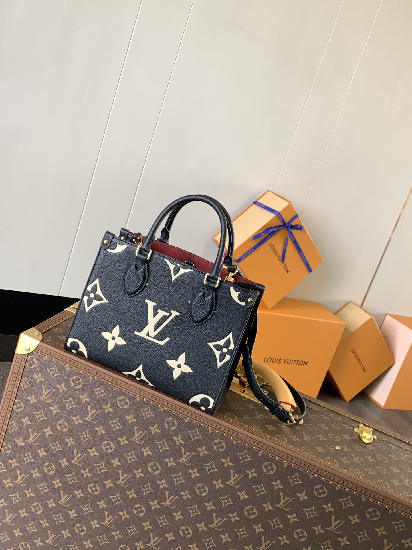 Variable Code Chip LV M45659 Black OnTheGo Tote package. Monogram pattern cowhide. Mommy bag small bb size, long handle