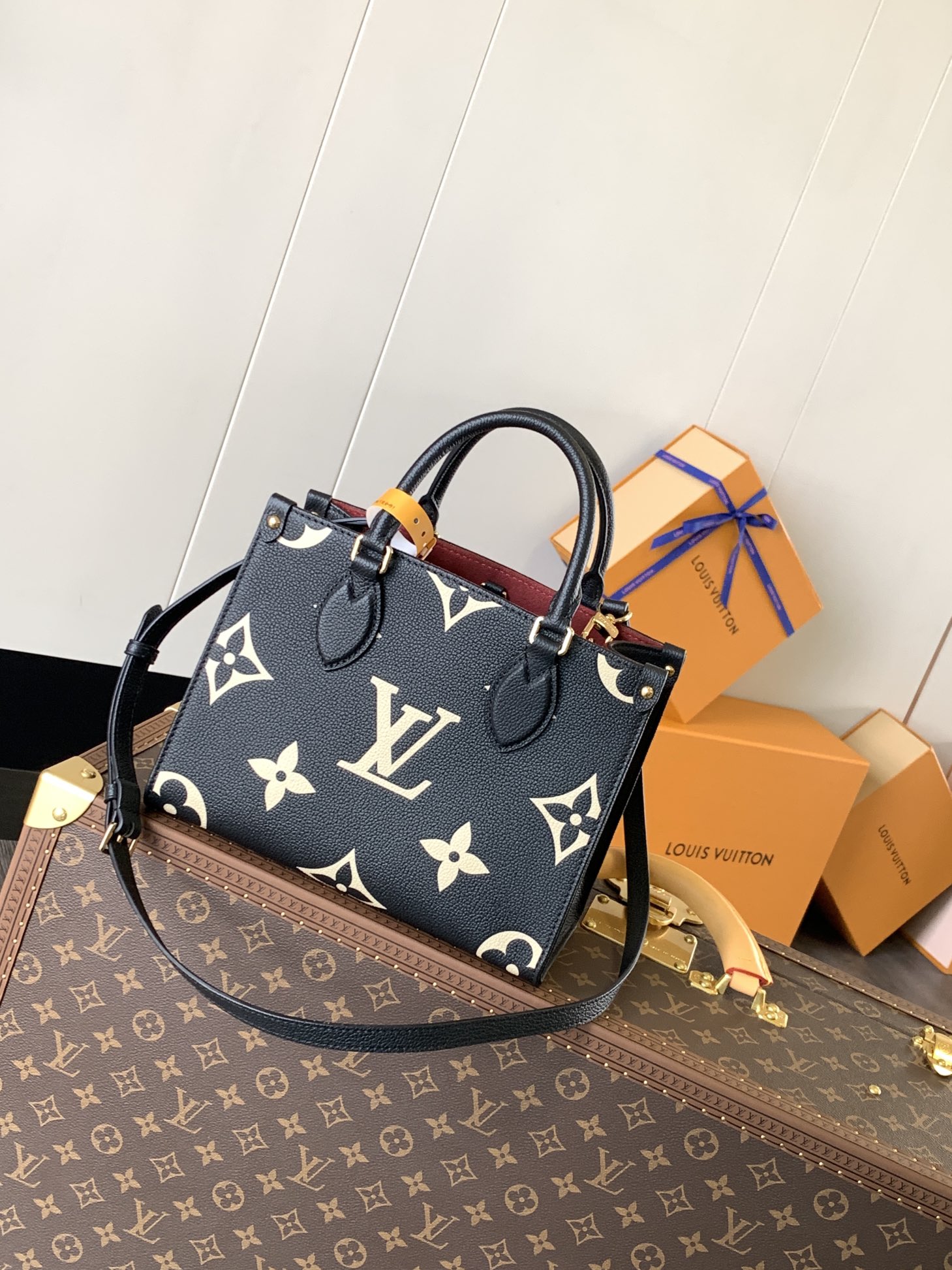 Variable Code Chip LV M45659 Black OnTheGo Tote package. Monogram pattern cowhide. Mommy bag small bb size, long handle