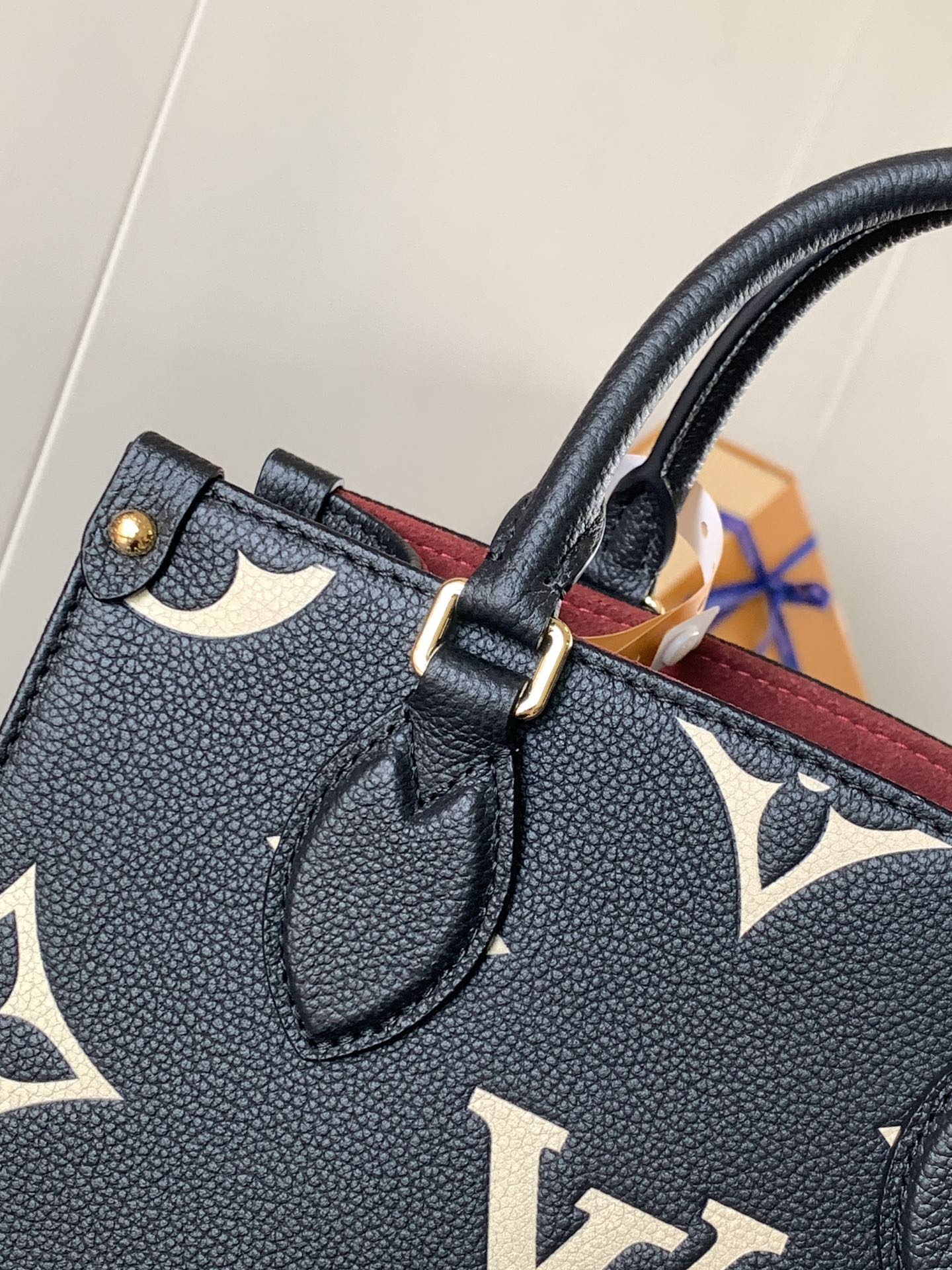 Variable Code Chip LV M45659 Black OnTheGo Tote package. Monogram pattern cowhide. Mommy bag small bb size, long handle