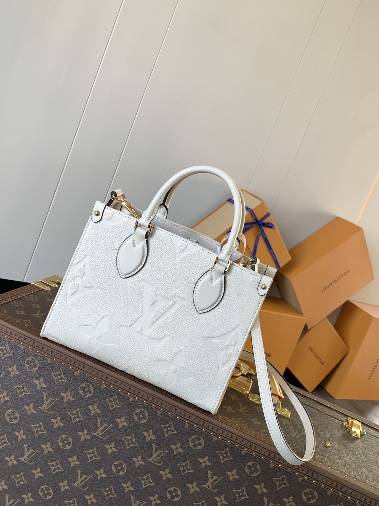 Variable Code Chip LV M45654 WhiteOnTheGo Tote package. Monogram pattern cowhide. Mommy bag small bb size, long handle