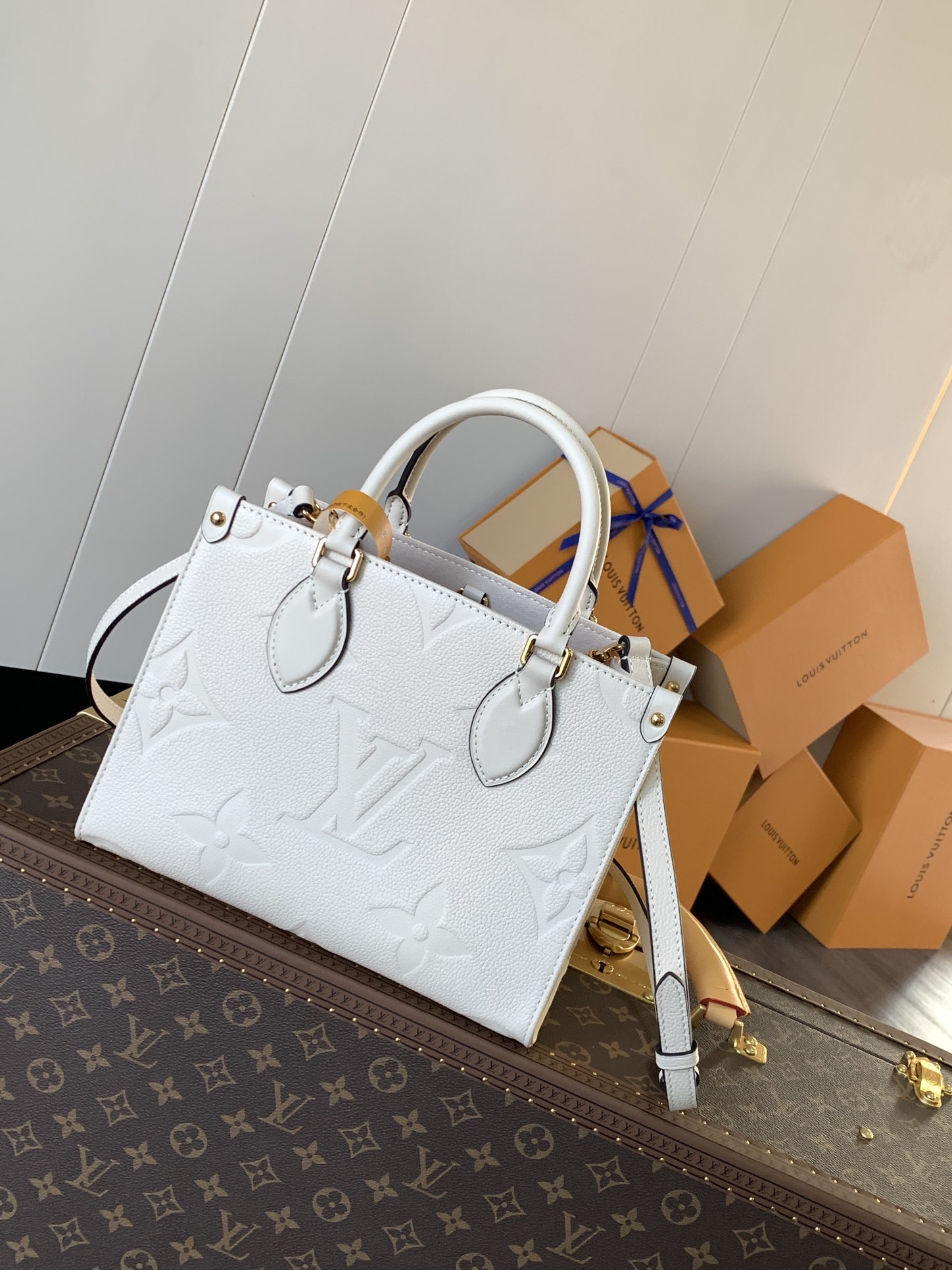 Variable Code Chip LV M45654 WhiteOnTheGo Tote package. Monogram pattern cowhide. Mommy bag small bb size, long handle