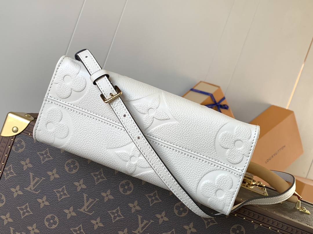 Variable Code Chip LV M45654 WhiteOnTheGo Tote package. Monogram pattern cowhide. Mommy bag small bb size, long handle