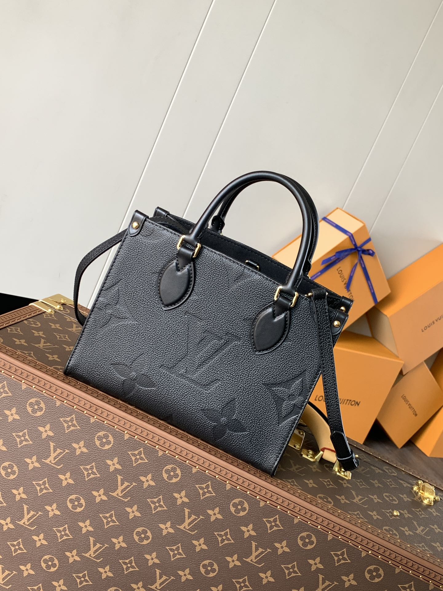 Variable Code Chip LV M45653 blackOnTheGo Tote package. Monogram pattern cowhide. Mommy bag small bb size, long handle